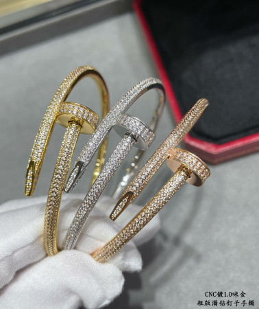 ca*t*er thick Di*m*nd nail bracelet