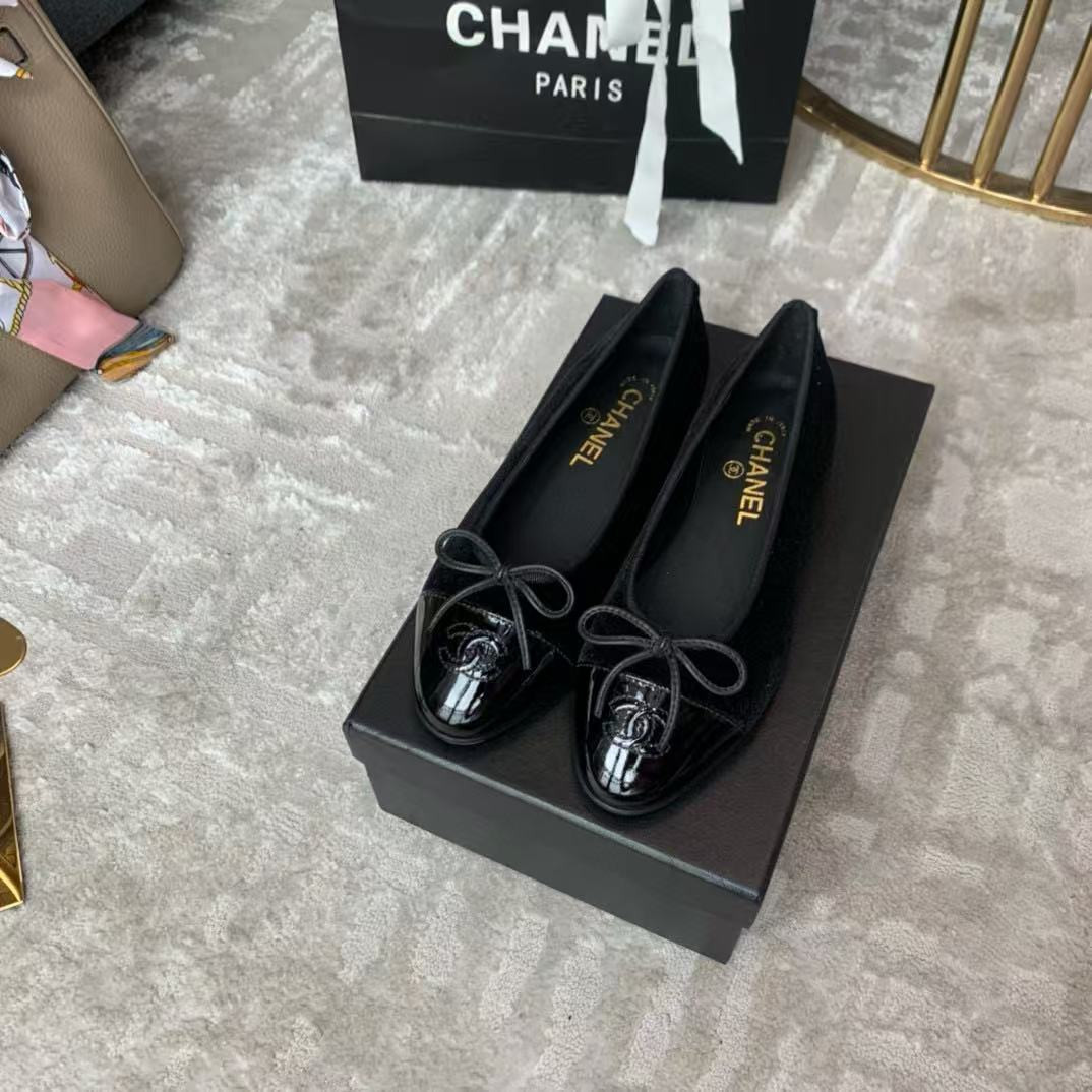 ua Ch*el ballet flats