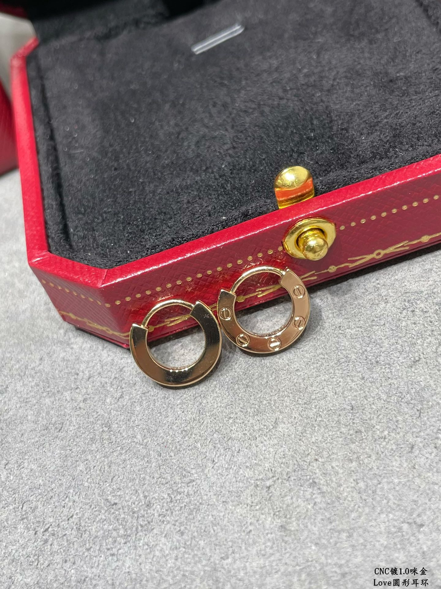 Ca*t*er love glossy round earrings