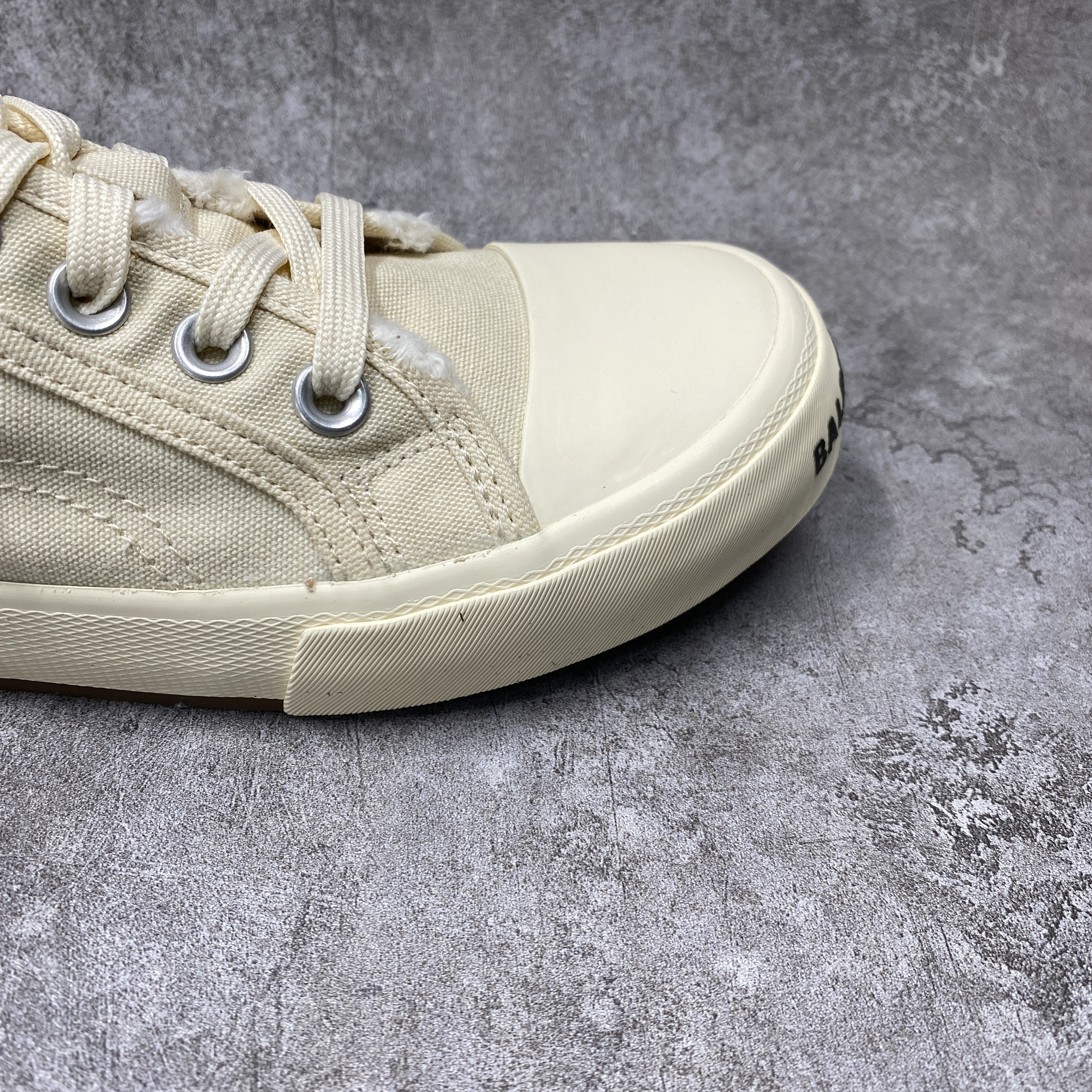 PARIS LOW TOP SNEAKER IN WHITE