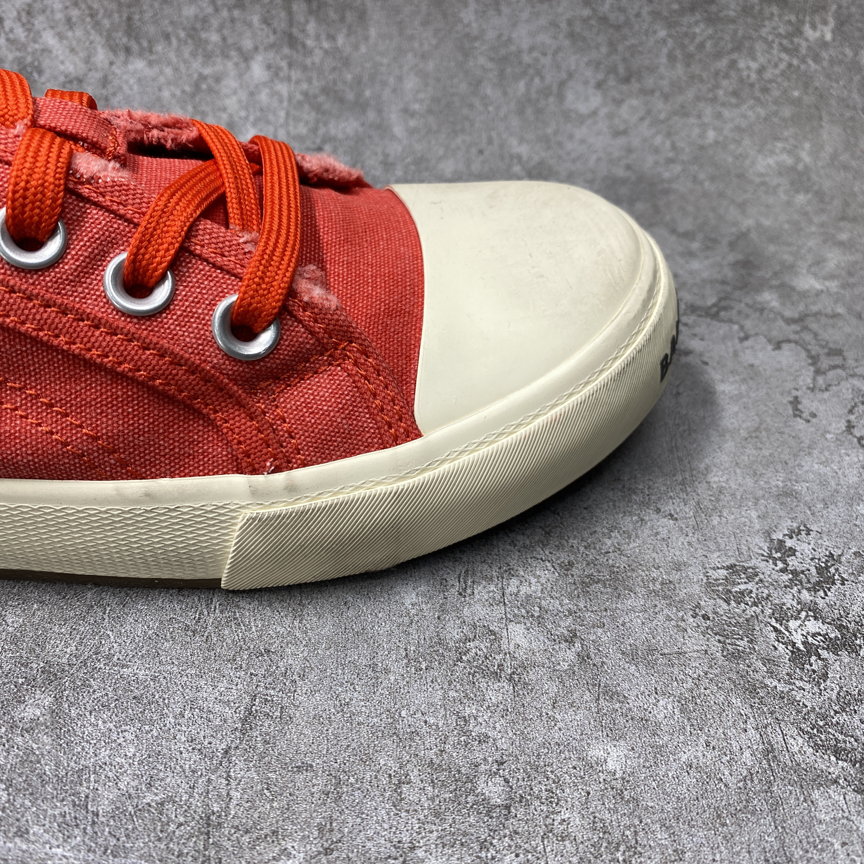PARIS LOW TOP SNEAKER IN RED