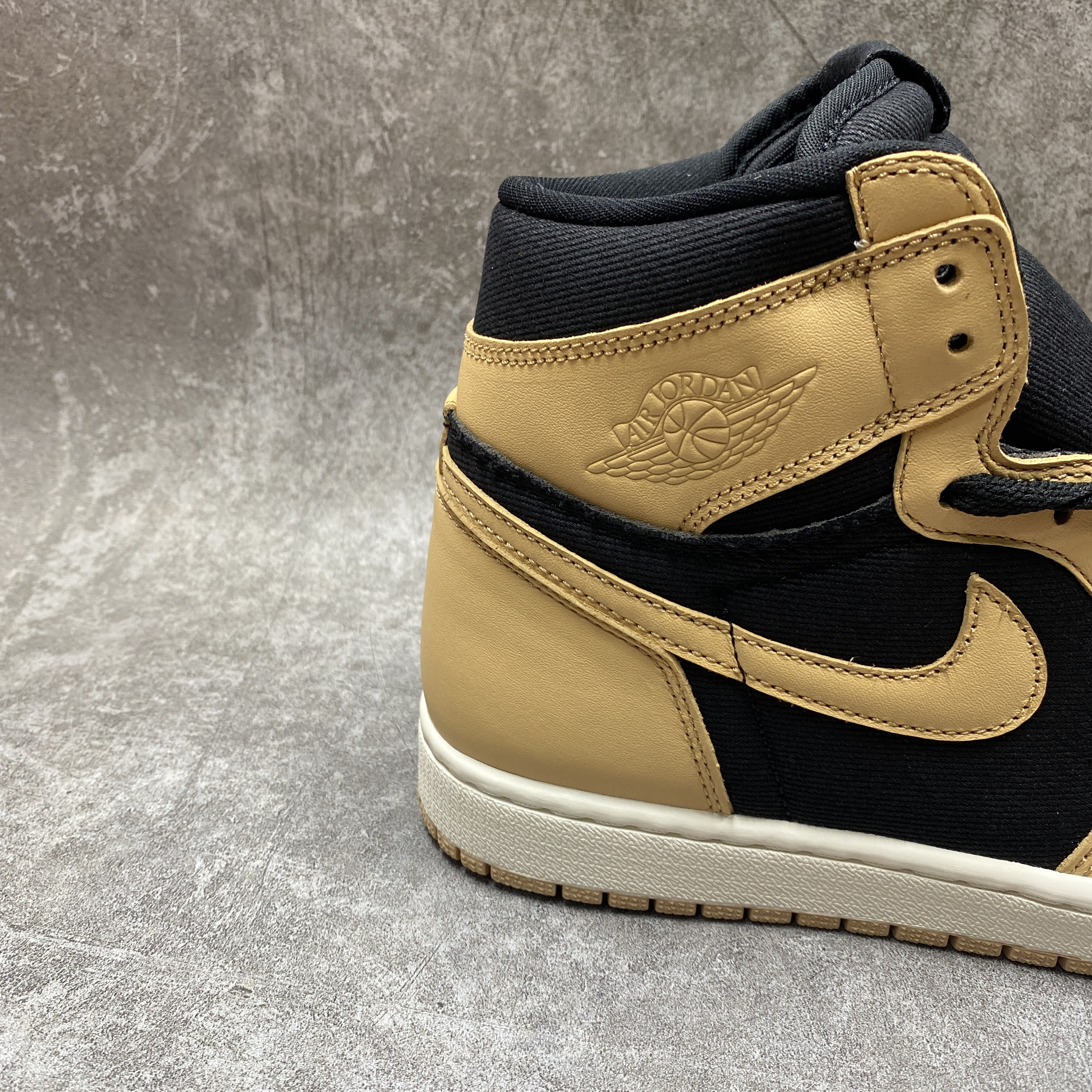 Air Jordan 1 Retro High OG Heirloom