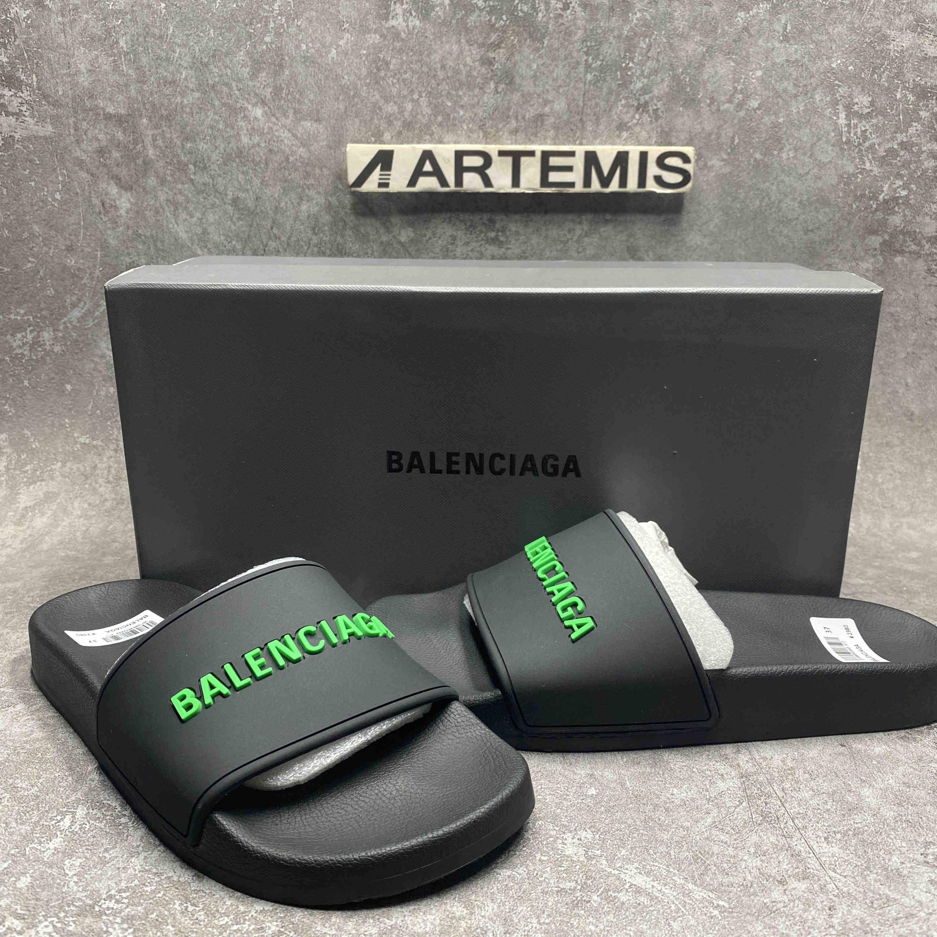 Ba*len*cia*ga pool slide black fluo green