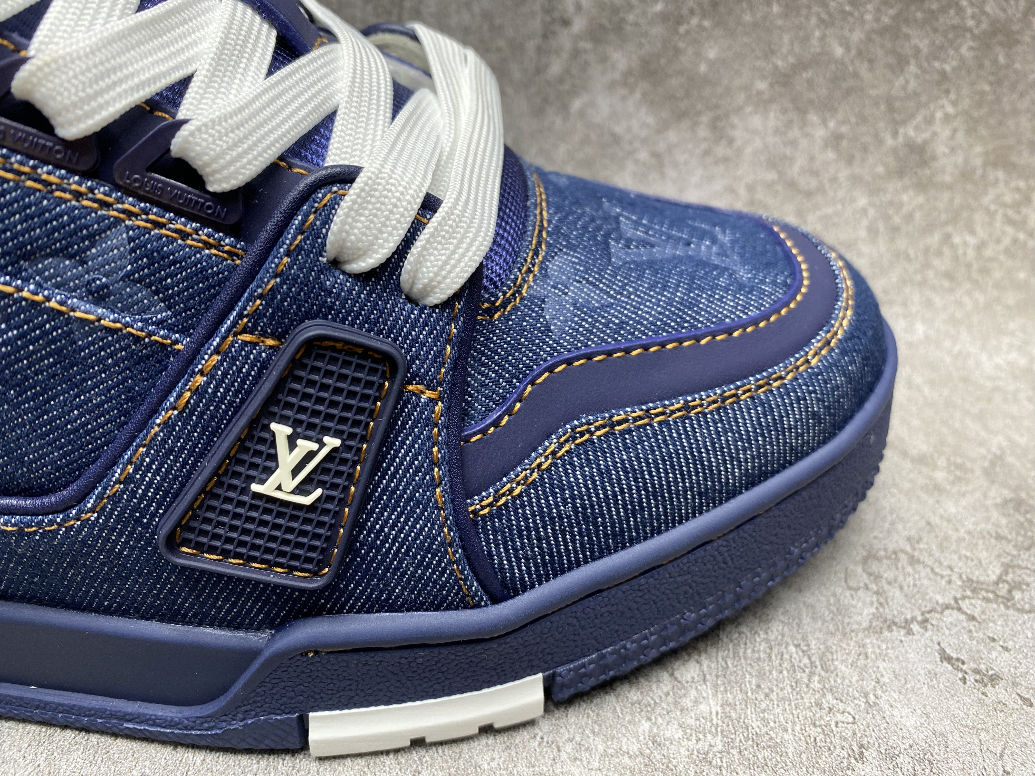 UA LV Trainer Sneaker