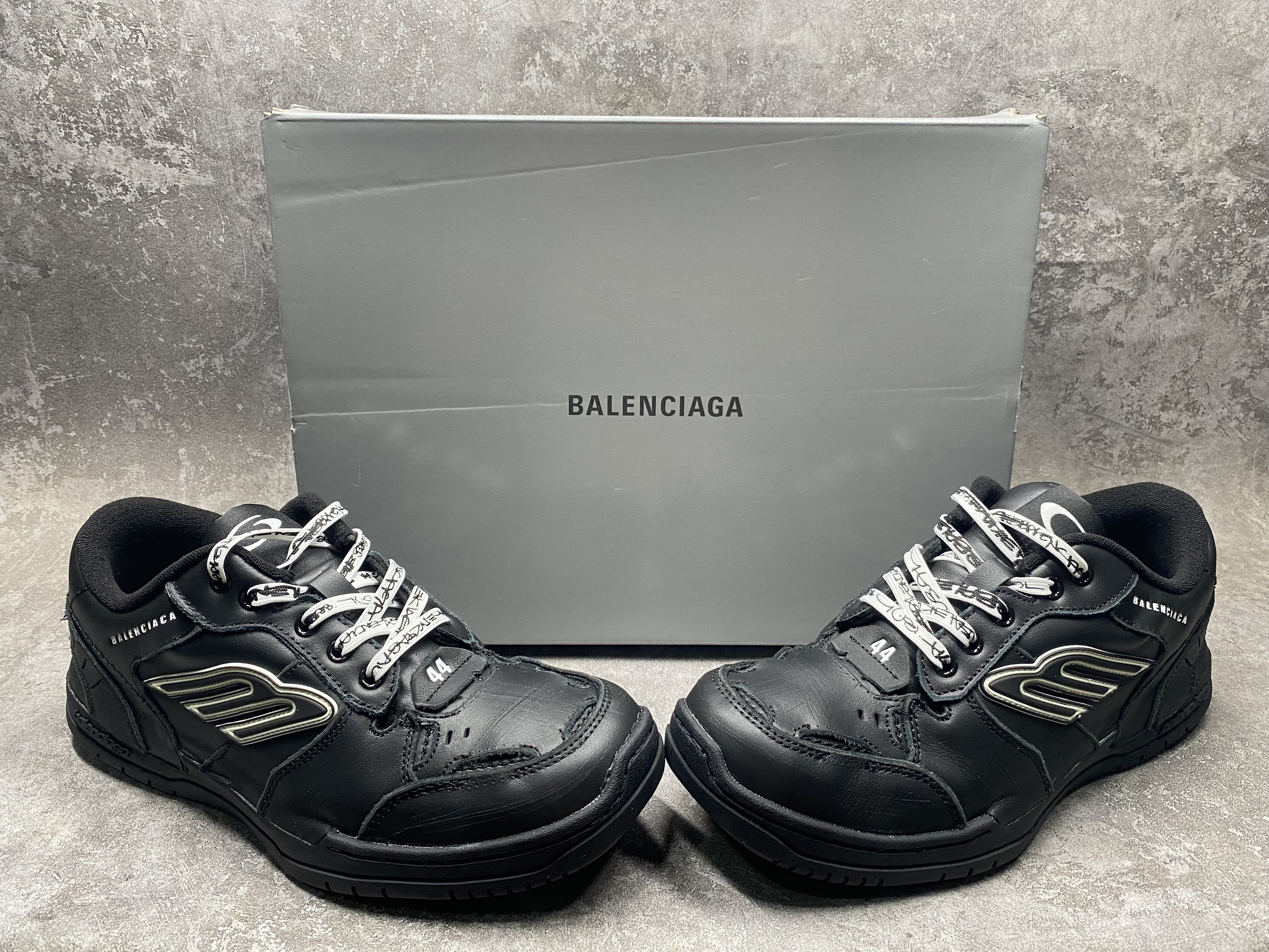 ua Ba*len*cia*ga hamptons worn-out sneaker in black(run one size large)