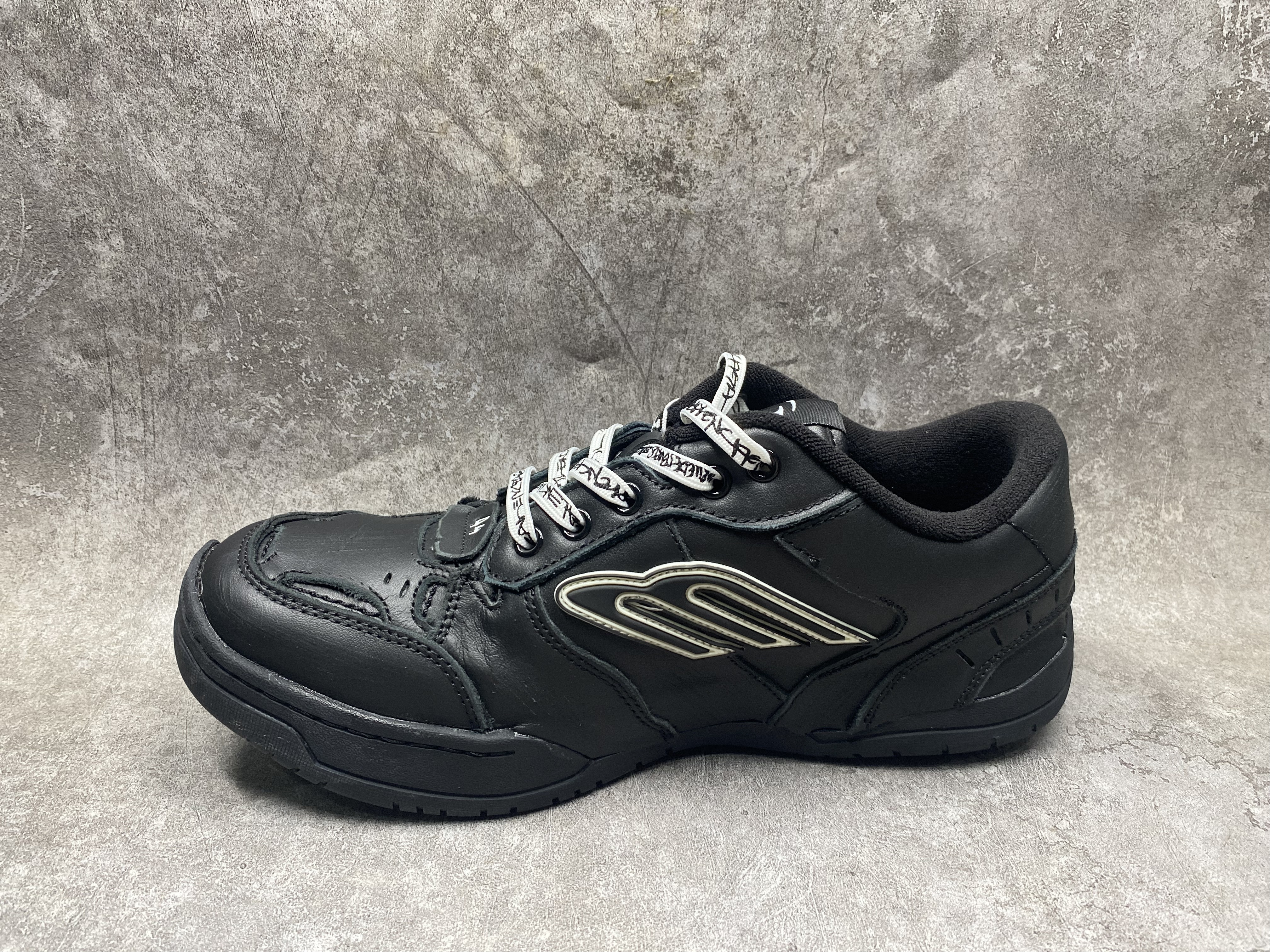 ua Ba*len*cia*ga hamptons worn-out sneaker in black(run one size large)