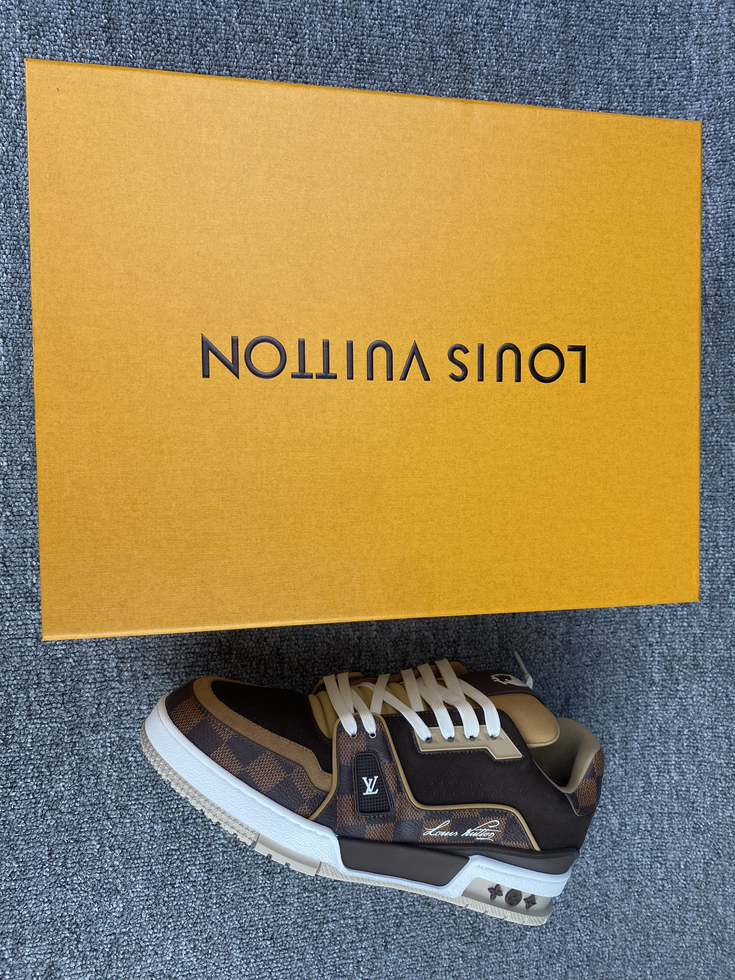 UA LV trainer Sneakers