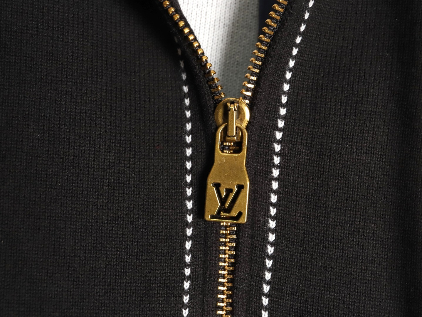 l0*is V*t0n coats