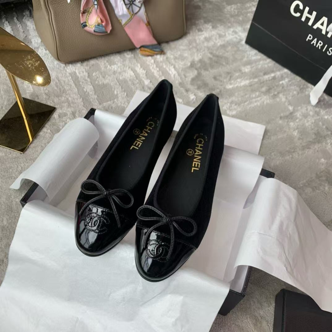 ua Ch*el ballet flats