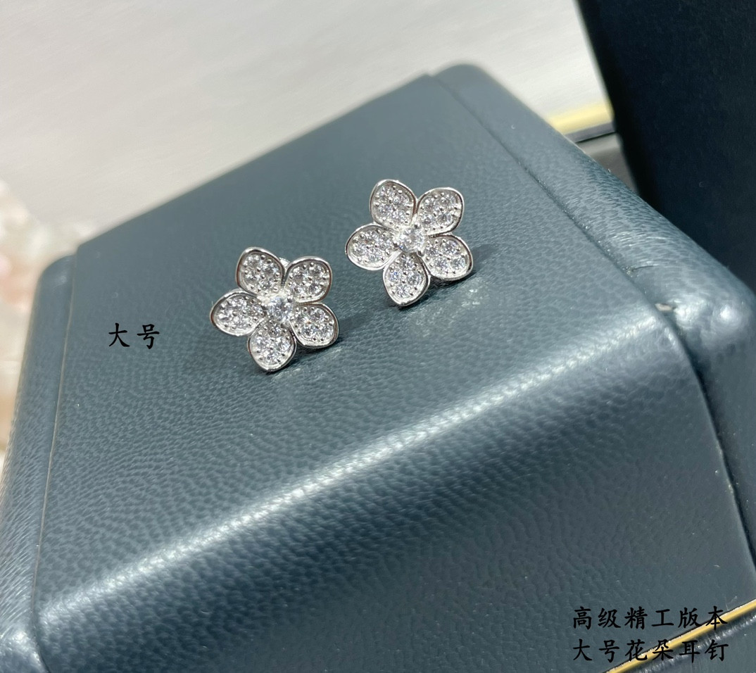 Graff Large flowers Earrings