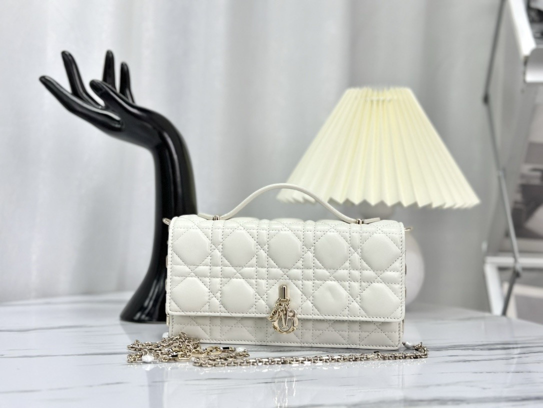 miss D*or mini bag latte cannage lambskin s0980onmj_m030 21 x 11.5 x 4.5 cm