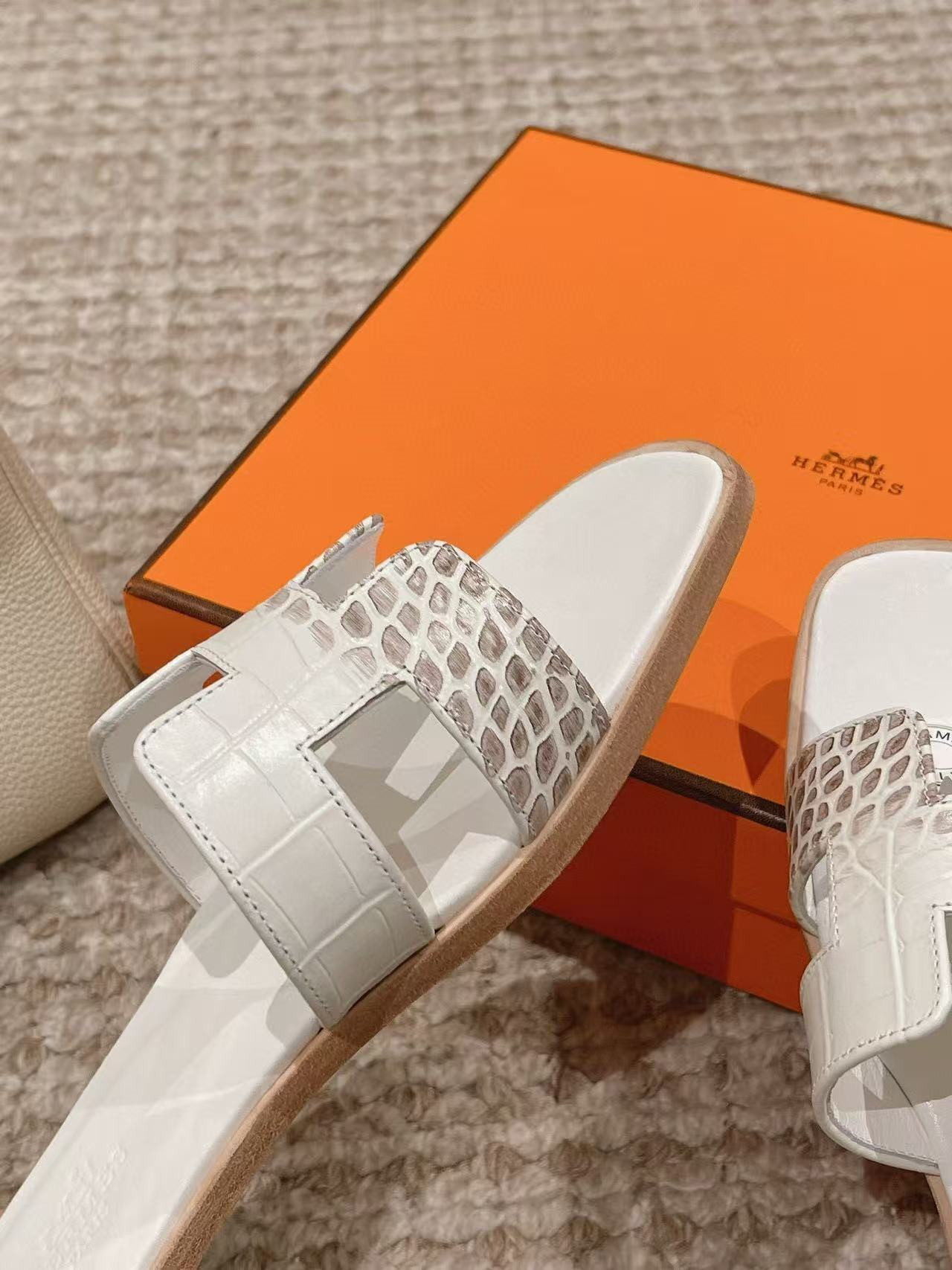 ua H**me5 oran sandal