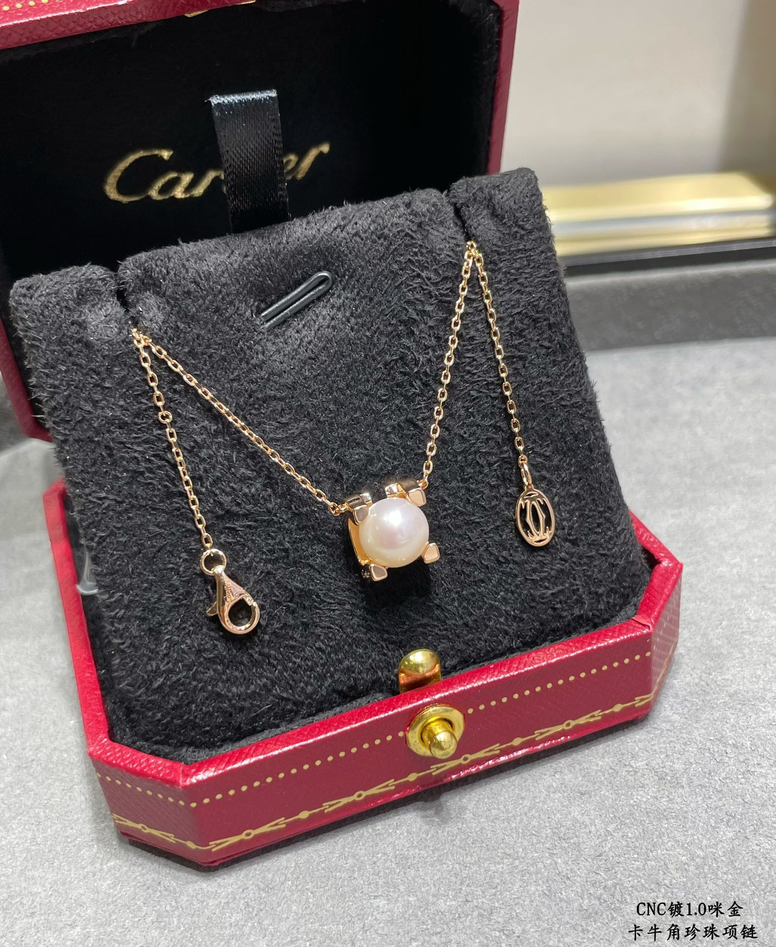 Ca*t*er horn pearl necklace