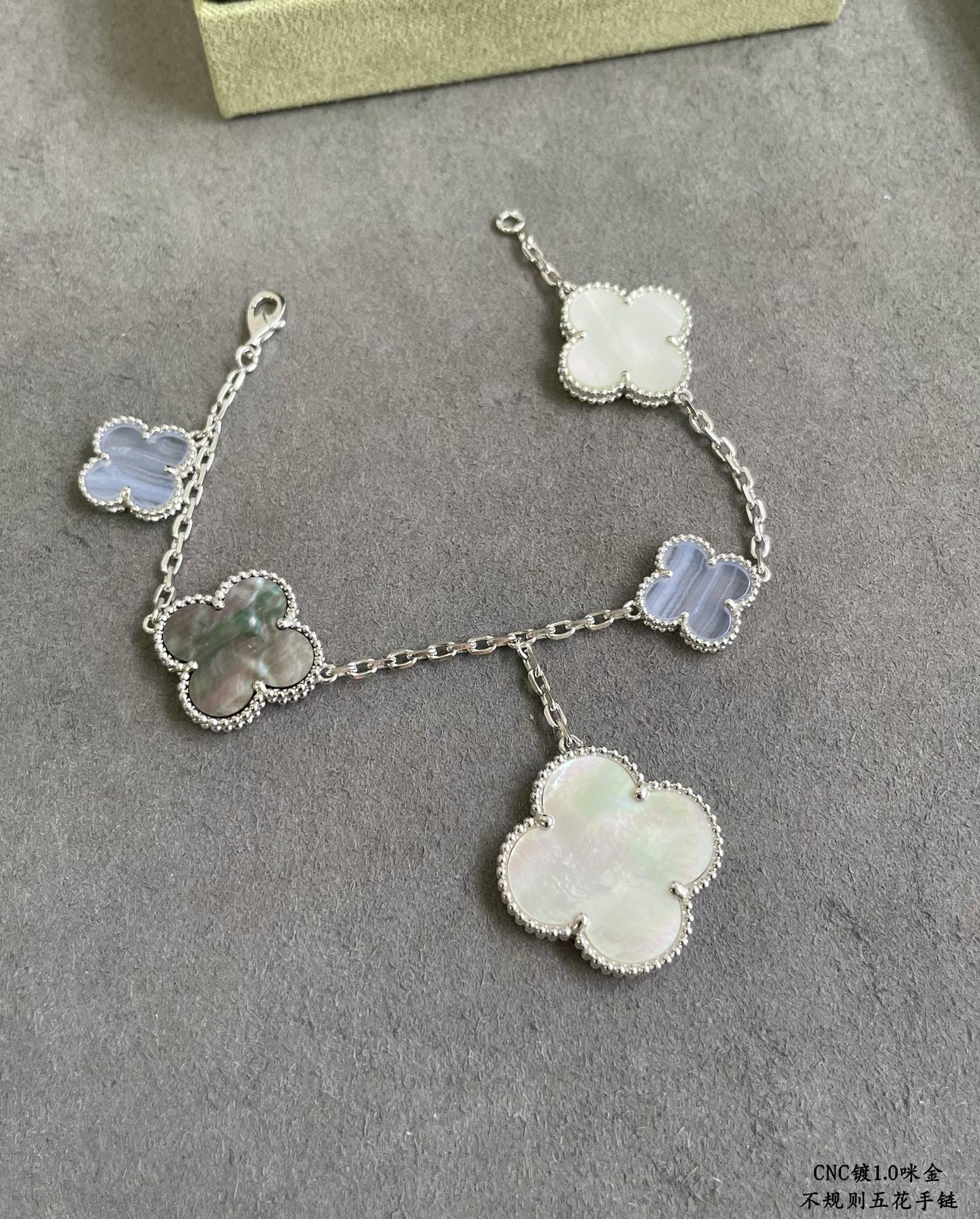 V*N CL*F & arpels irregular five-leaf clover bracelet