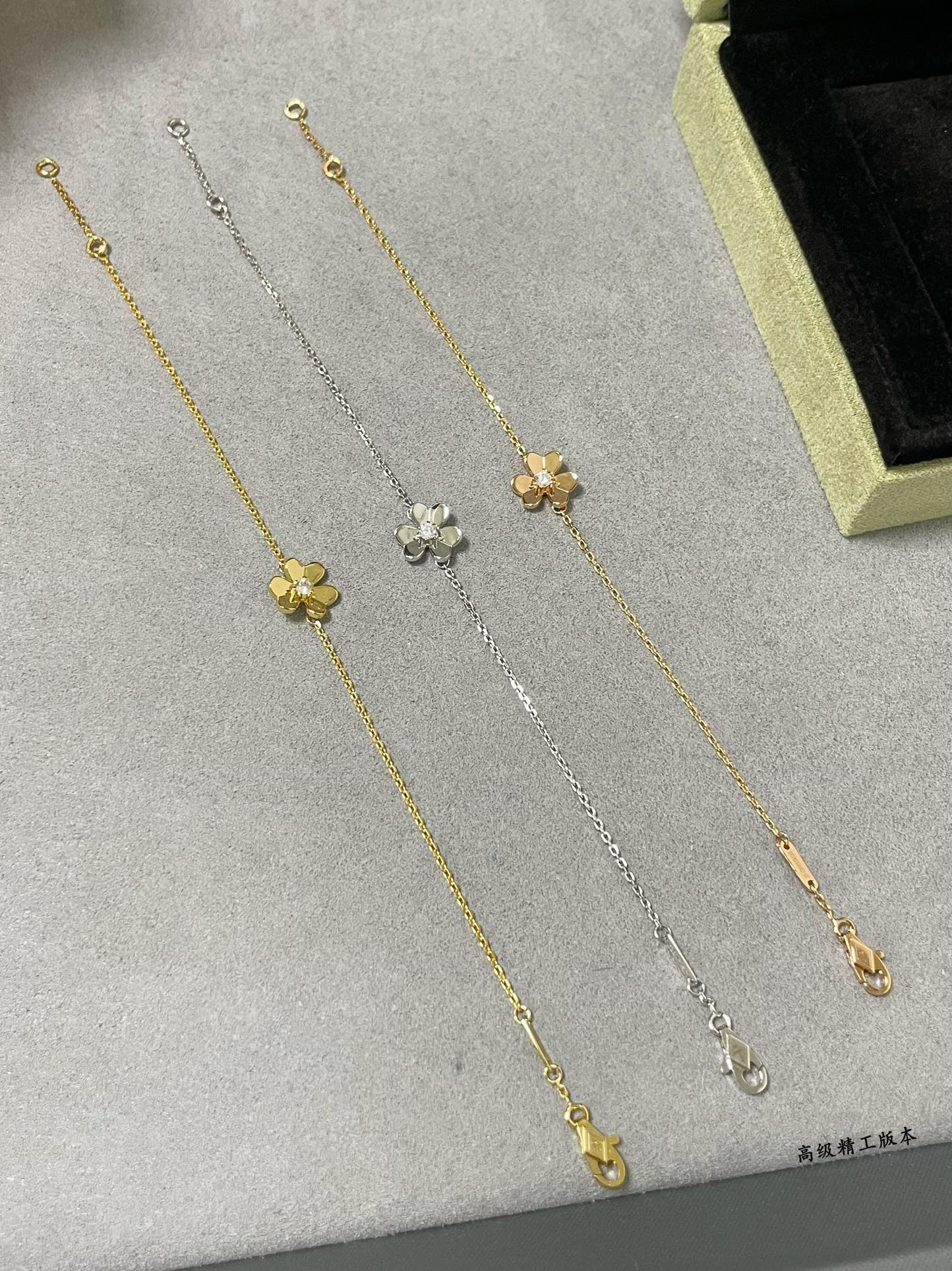 V*N CL*F & arpels mini clover bracelet
