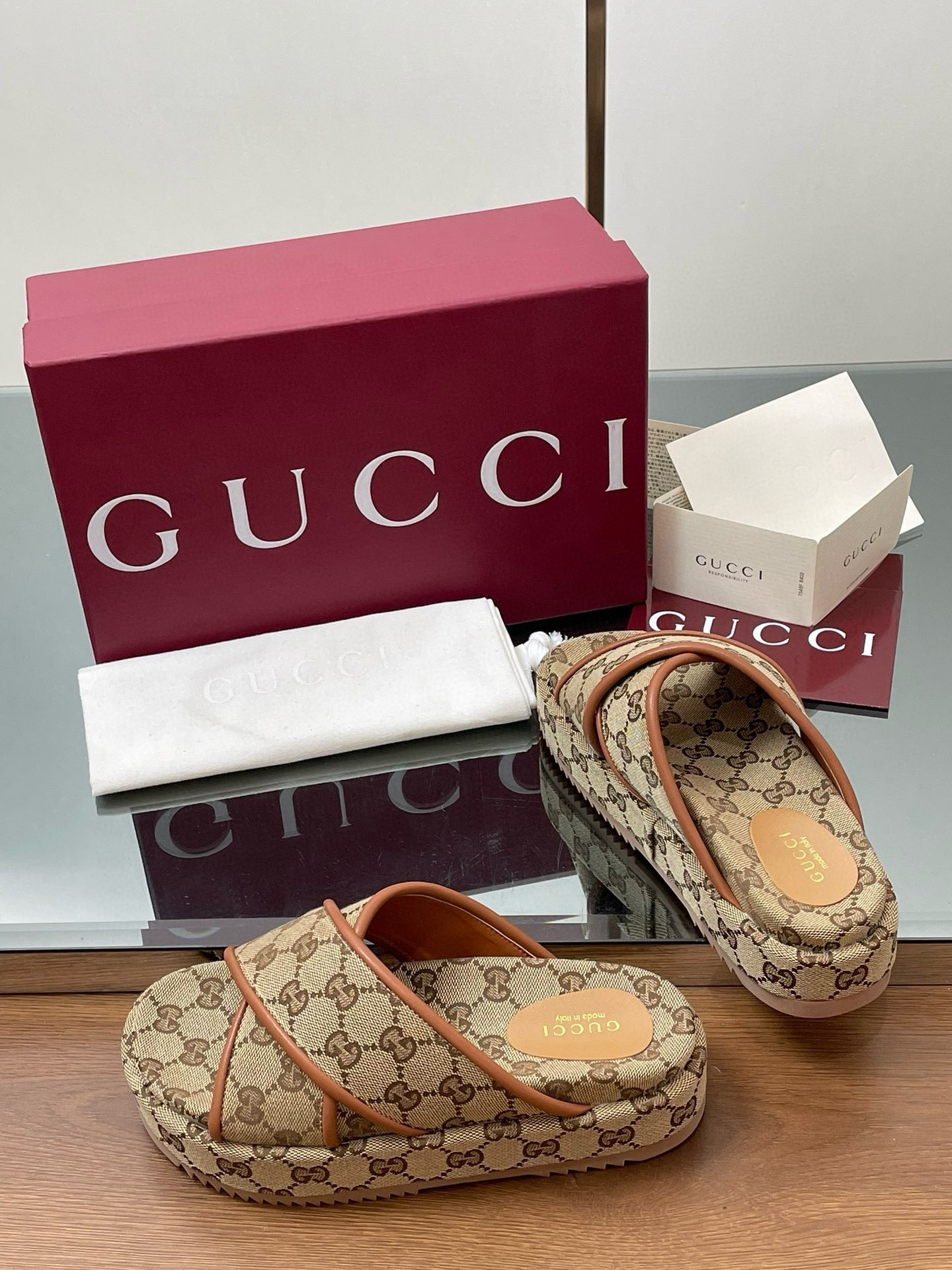 ua G*u*i criss cross slide sandals