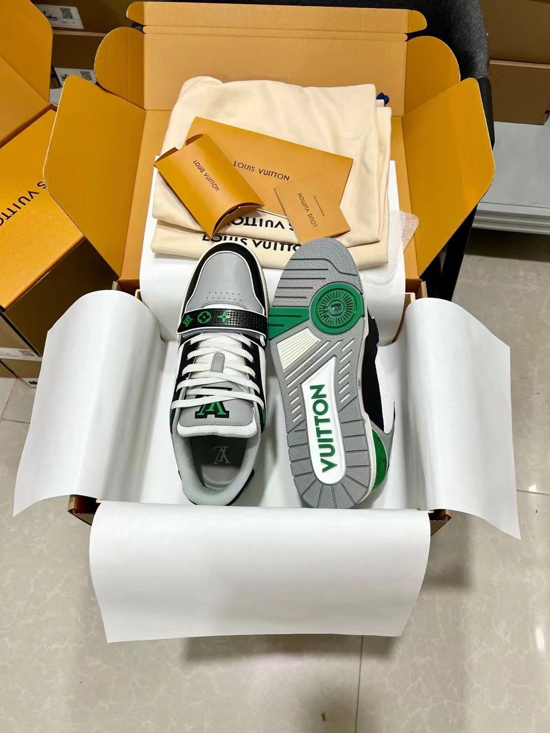 ua l0*is V*t0n lv trainer monogram strap black white green