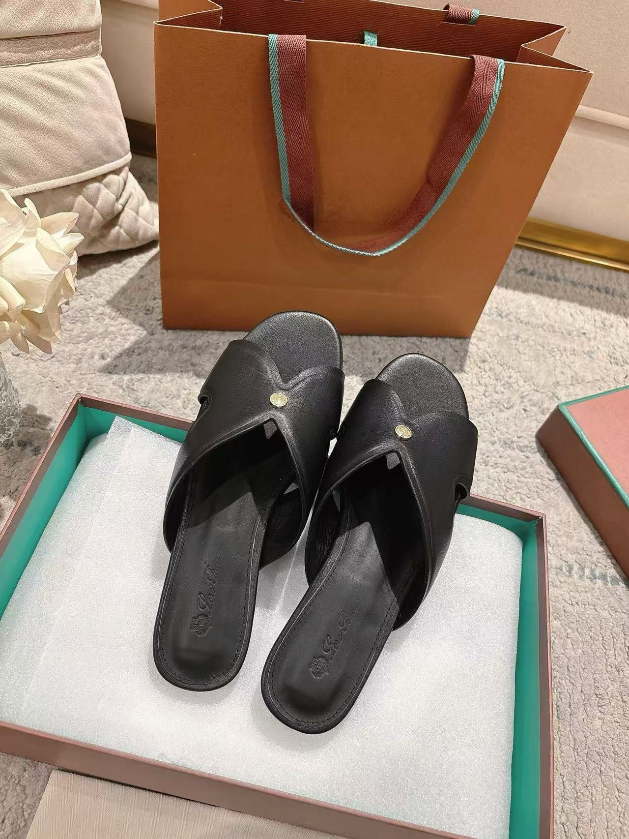 ua L**o p*ana vera sandal