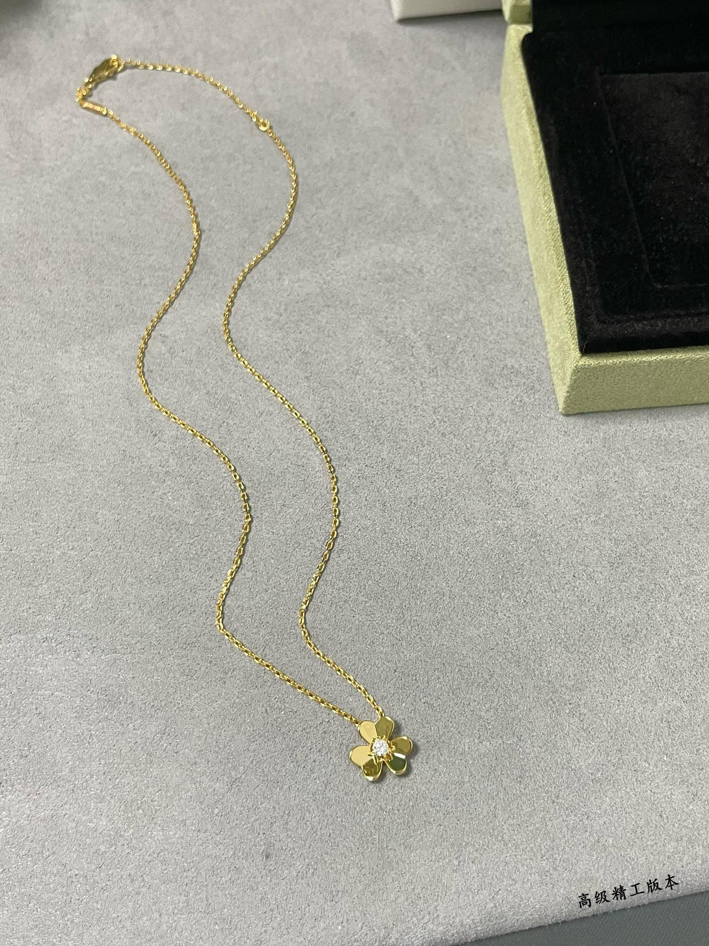 V*N CL*F & arpels mini clover necklace