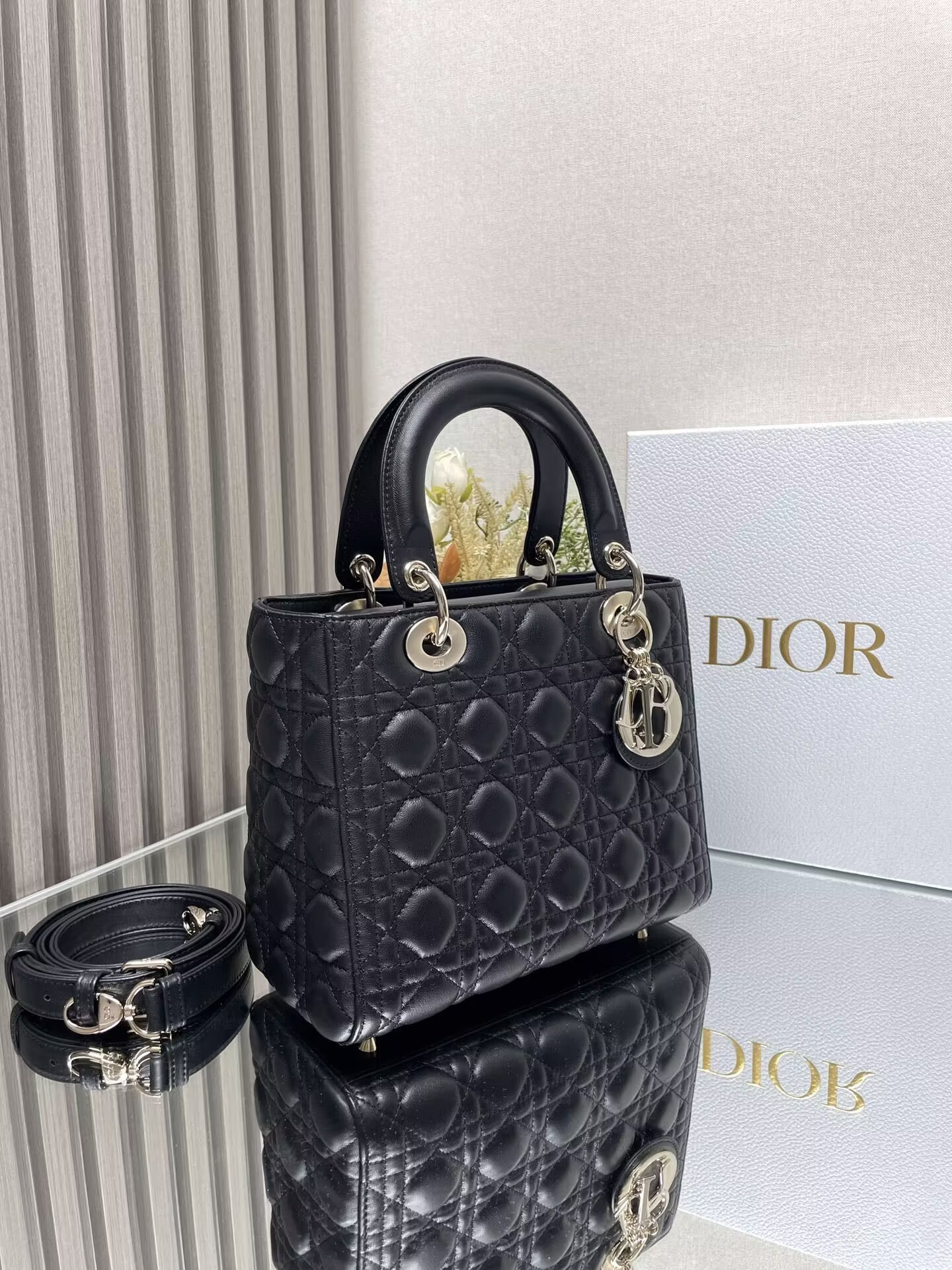 medium lady D*or bag 24 x 20 x 12 cm