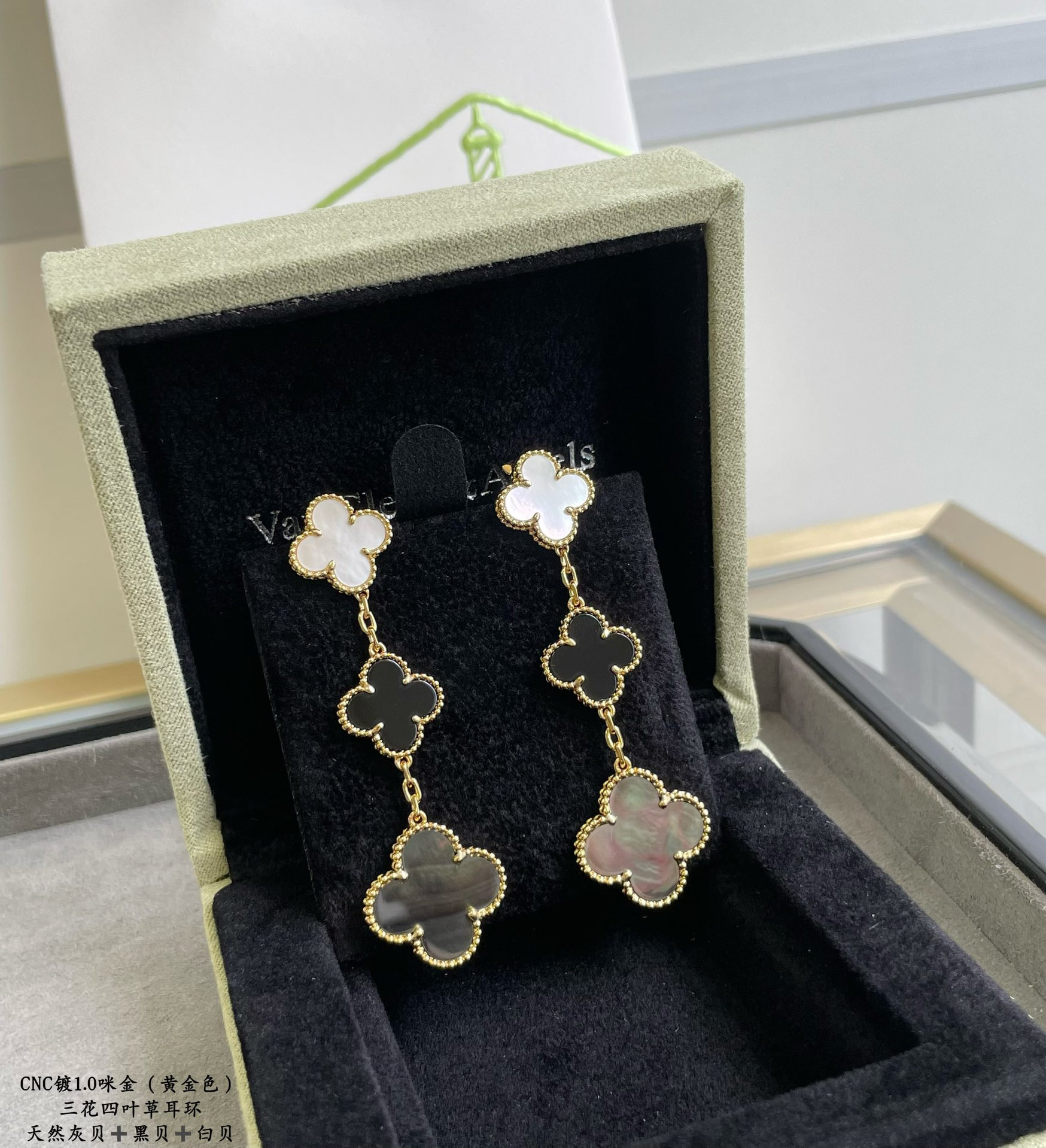 V*N CL*F & arpels three-leaf clover earrings