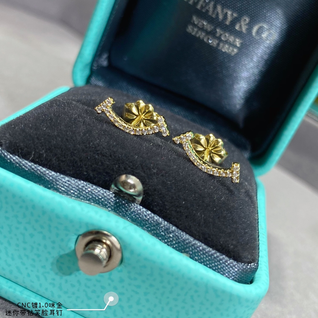 t*f*ny & co. mini smile with Di*m*nd stud earrings