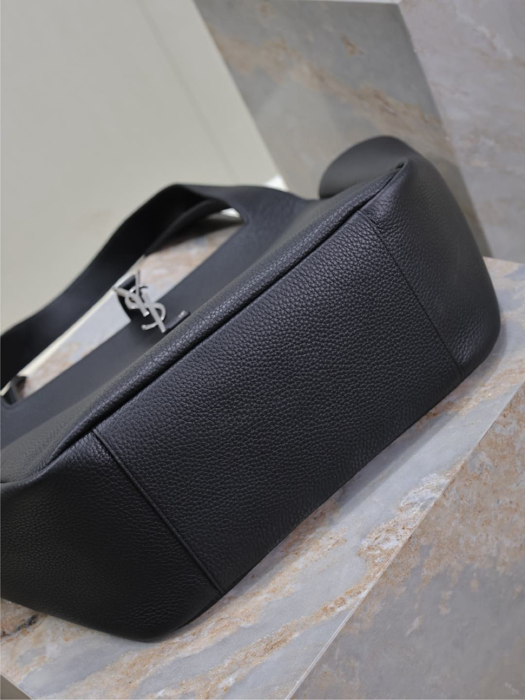 Y*L le 5 À 7 bea in grained leather 50×28×18cm
