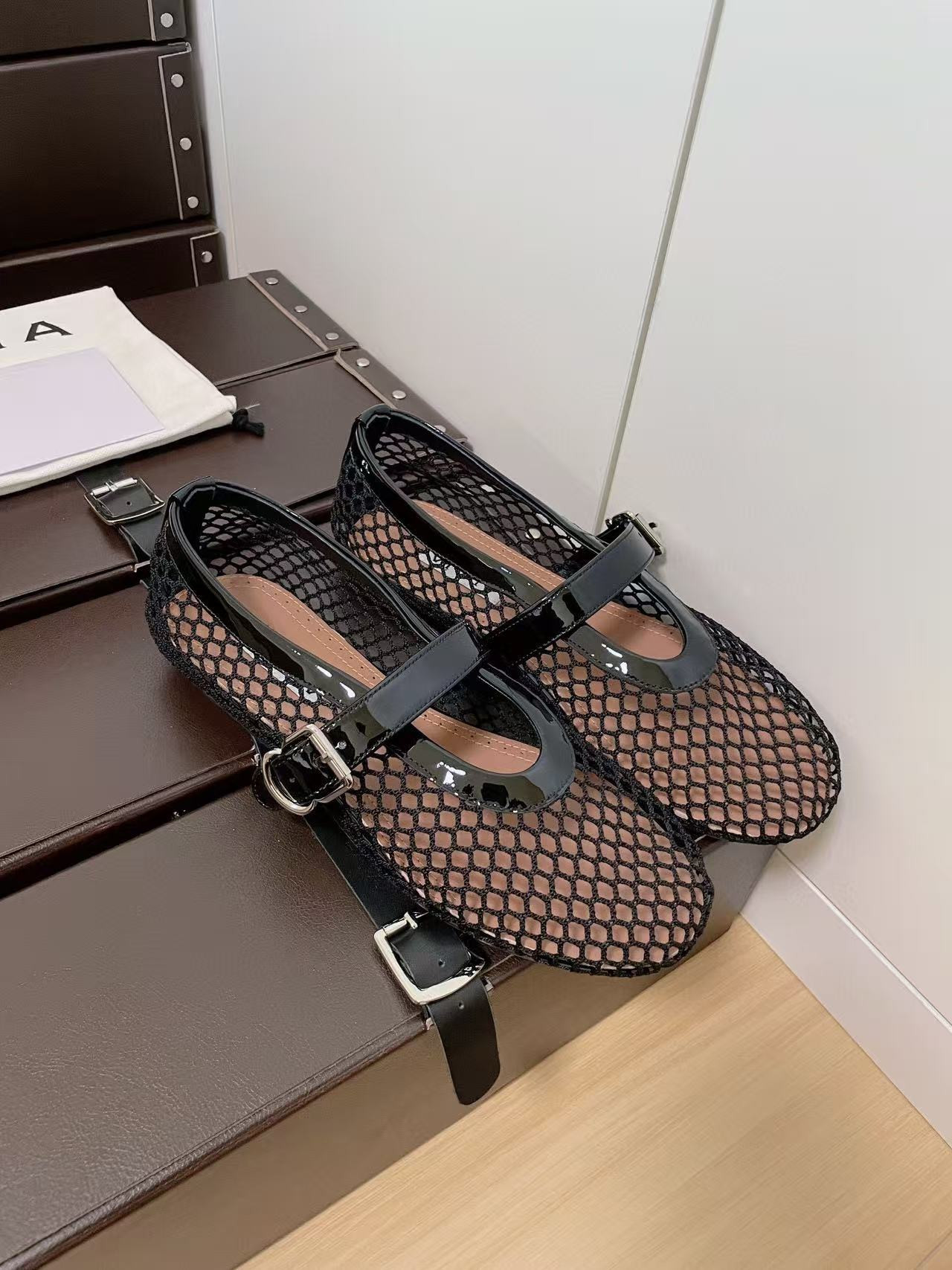 UA ALAÏA BALLET FLATS IN FISHNET