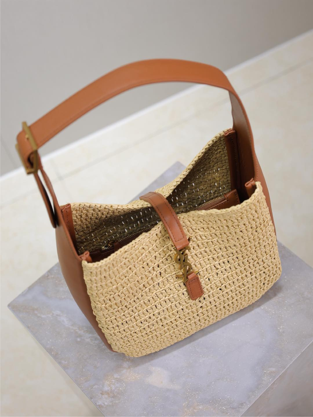 y*l le 5 À 7 S*pple small in raffia and leather 22 x  22 x 7-9 cm