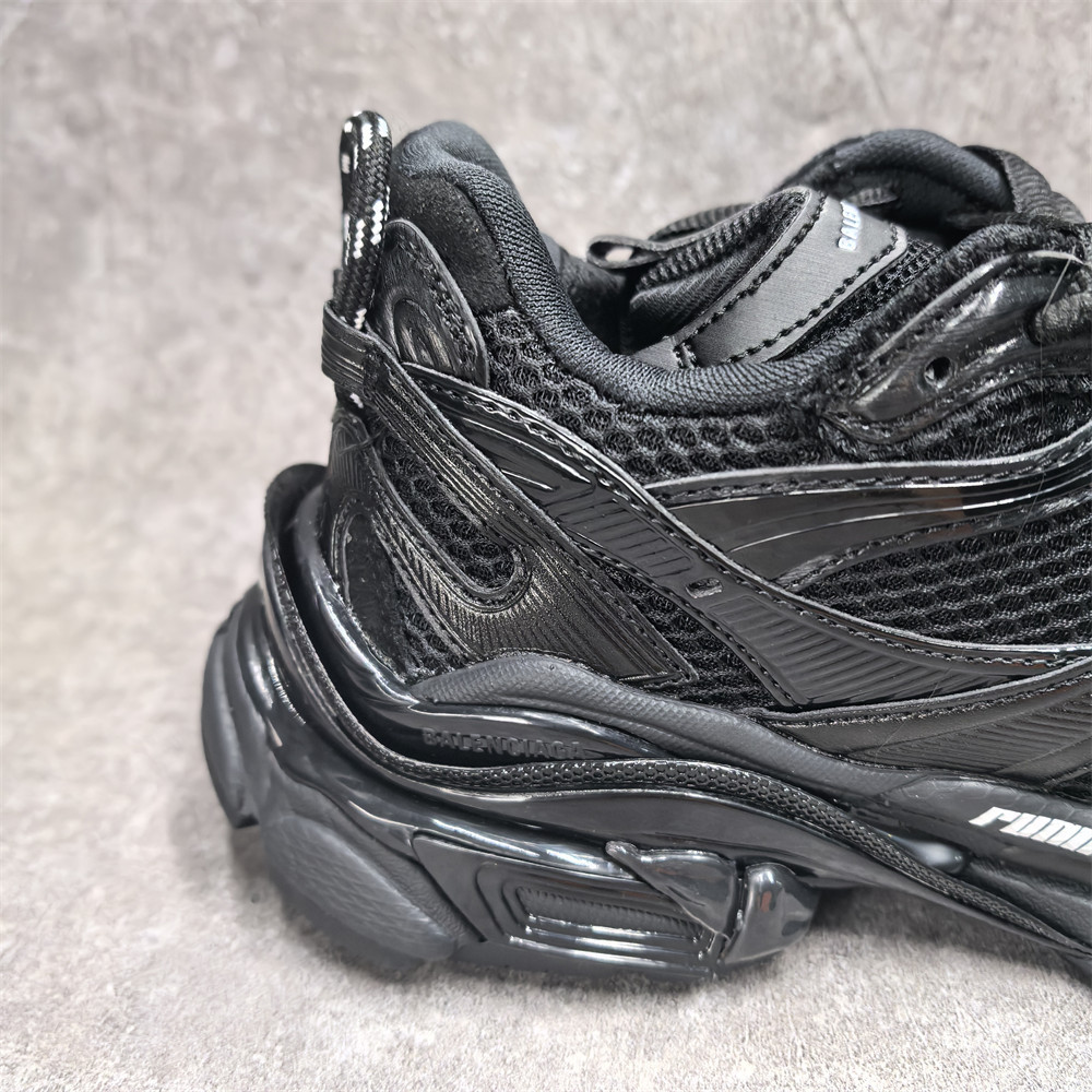 ua Ba*len*cia*ga runner sneaker