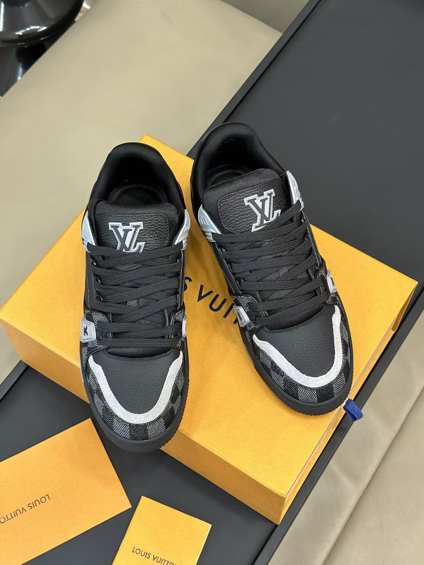 UA LV TRAINER SNEAKER