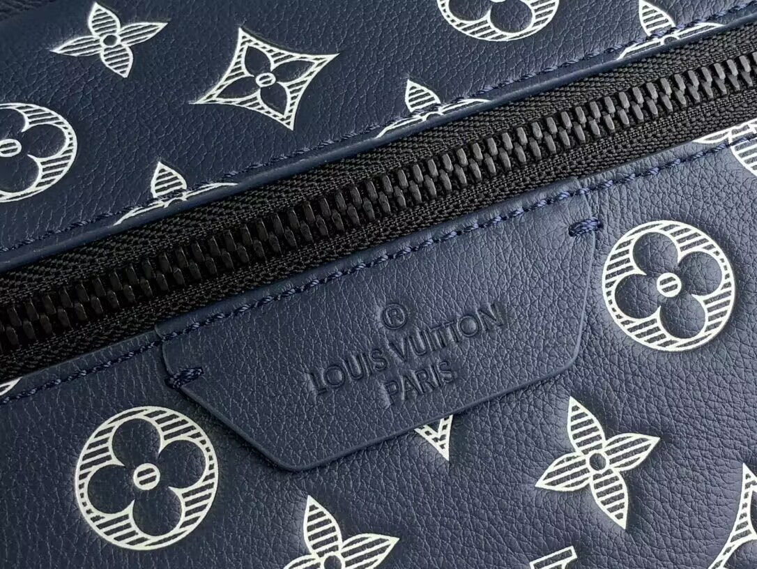LV  M24760 Discovery Backpack