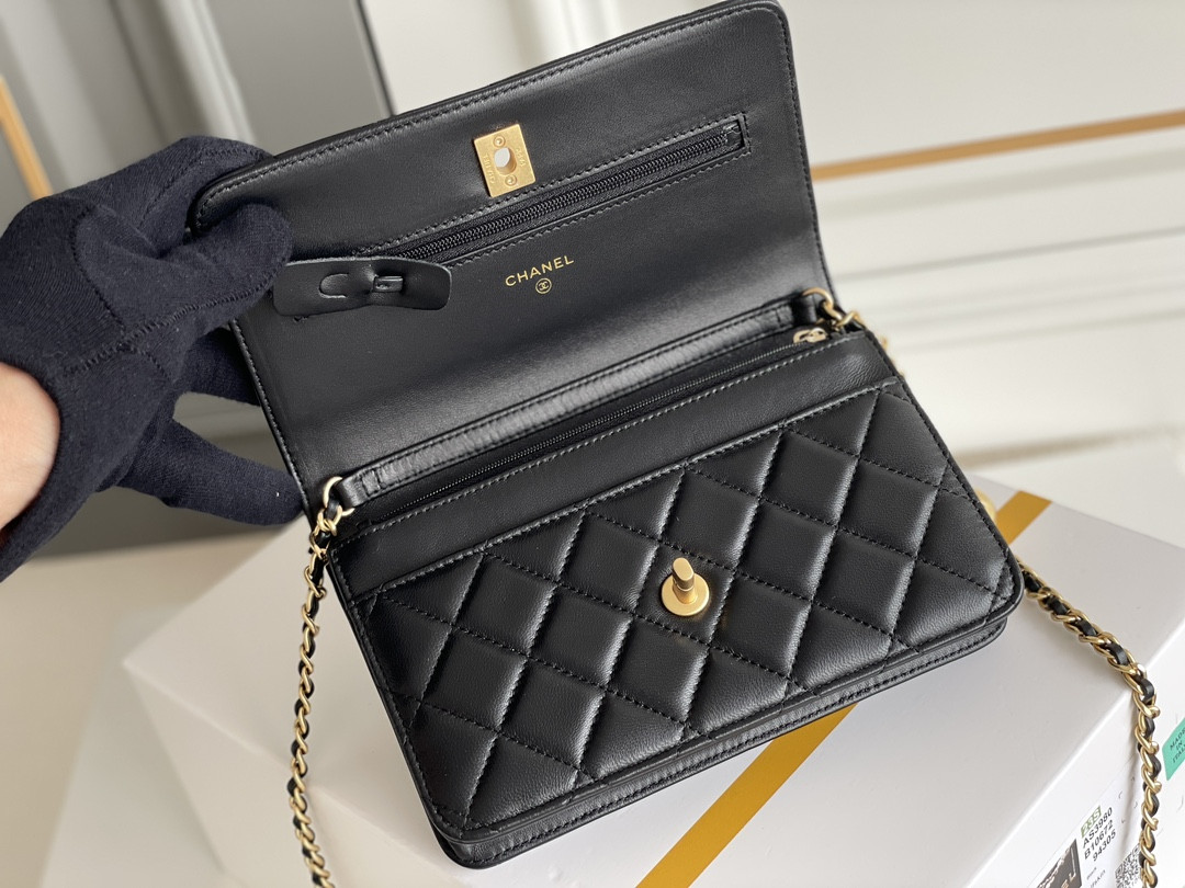 Ch*el classic wallet on chain 4.8 × 7.5 × 1.4 in