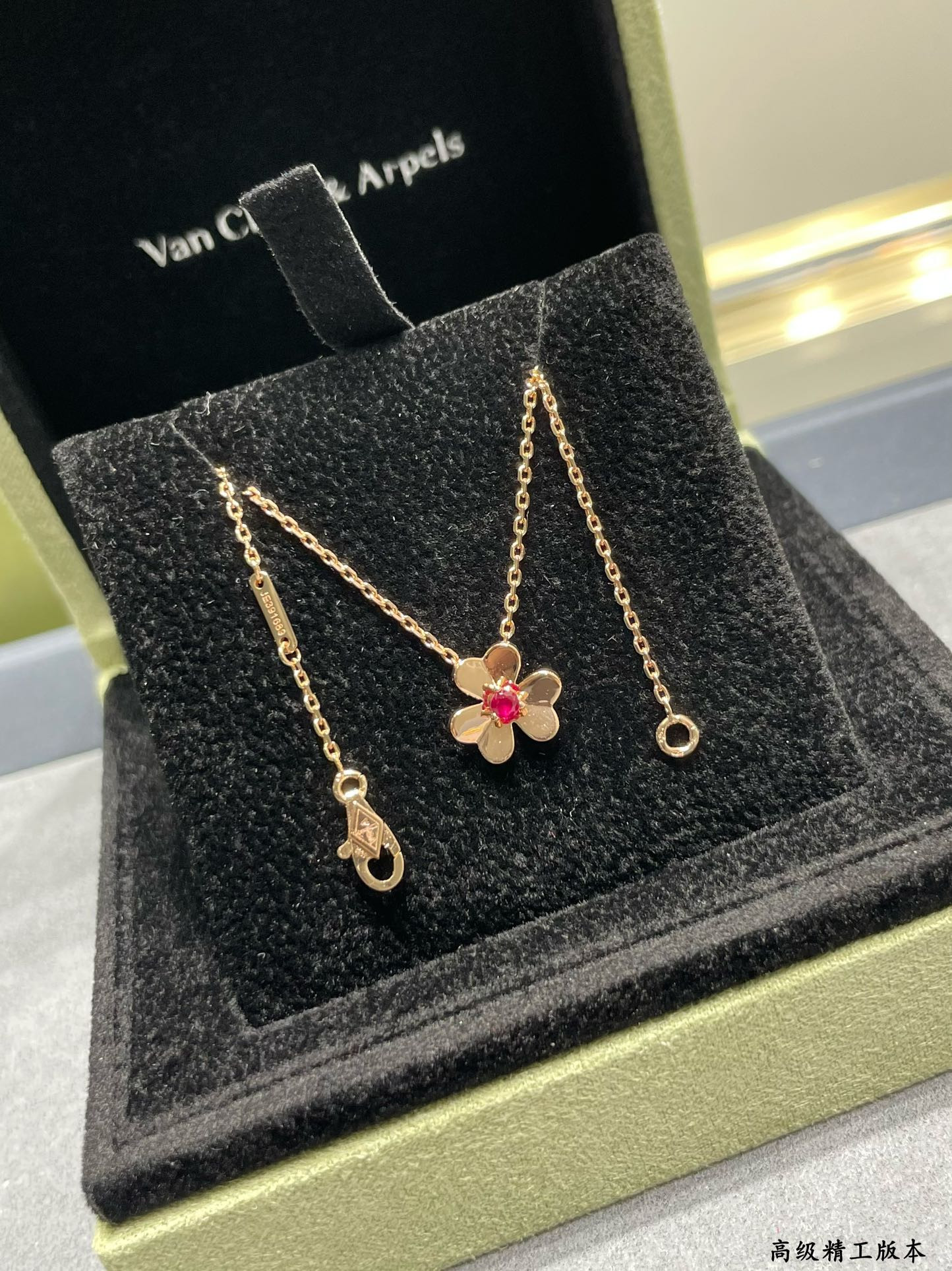 V*N CL*F & arpels mini clover necklace