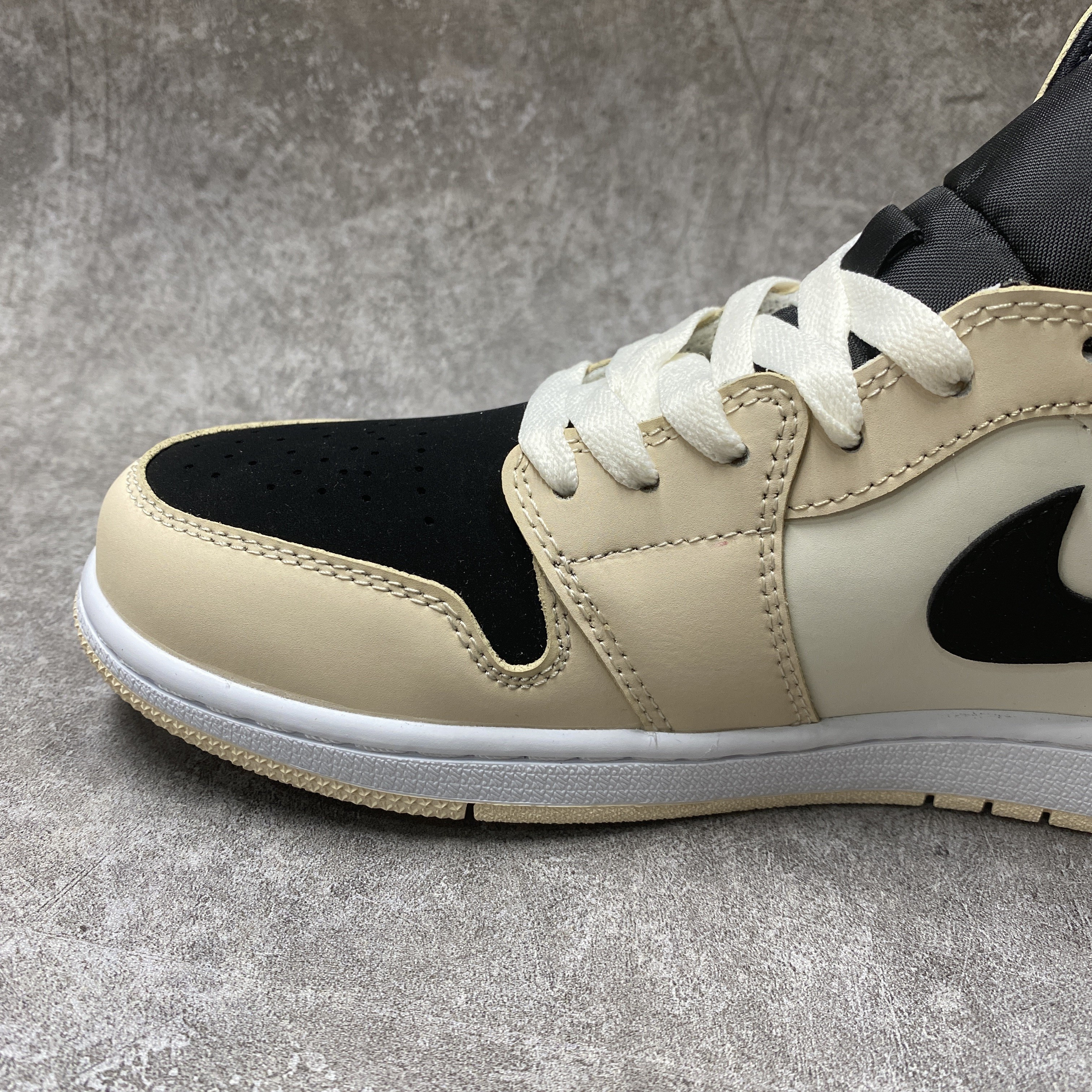 Air Jordan 1 Mid Barely Orange Light Viole