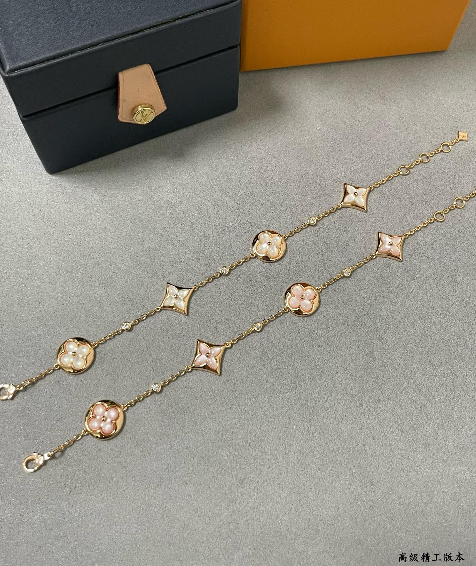 l0*is V*t0n four-flower high-end mother-of-pearl bracelet