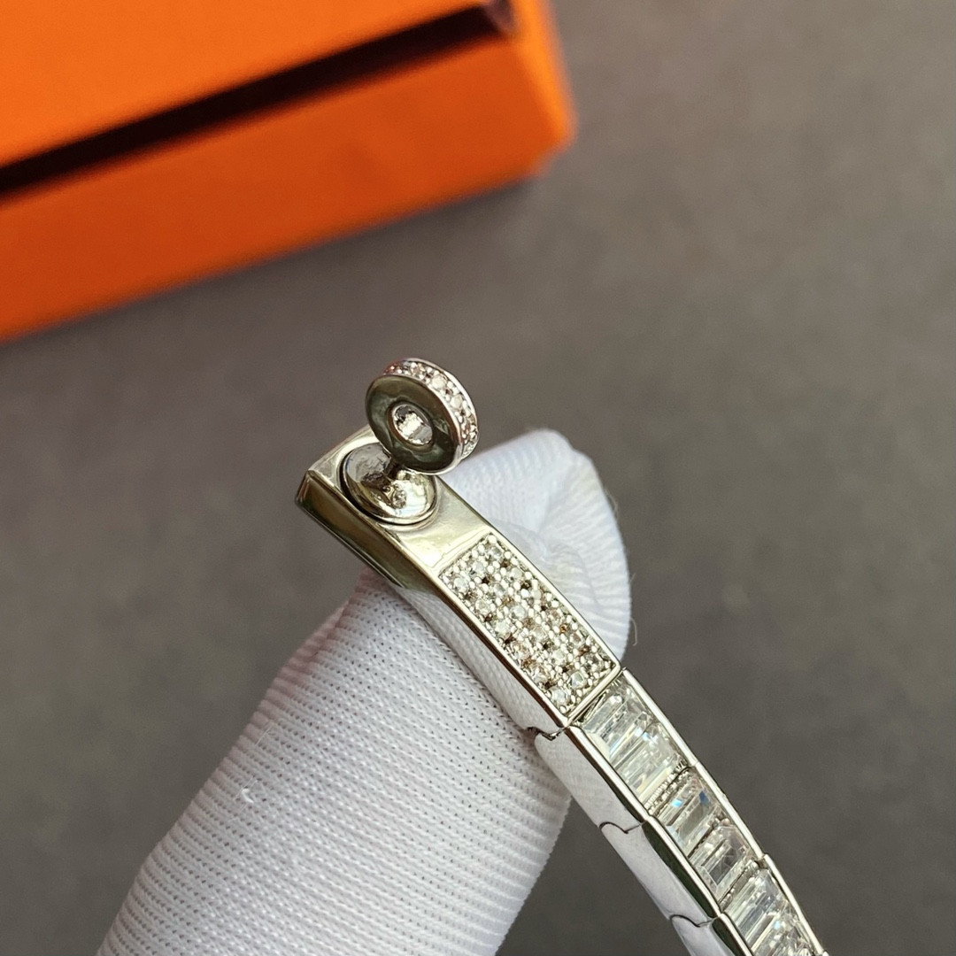H**me5 button trapezoid di*m*nd bracelet