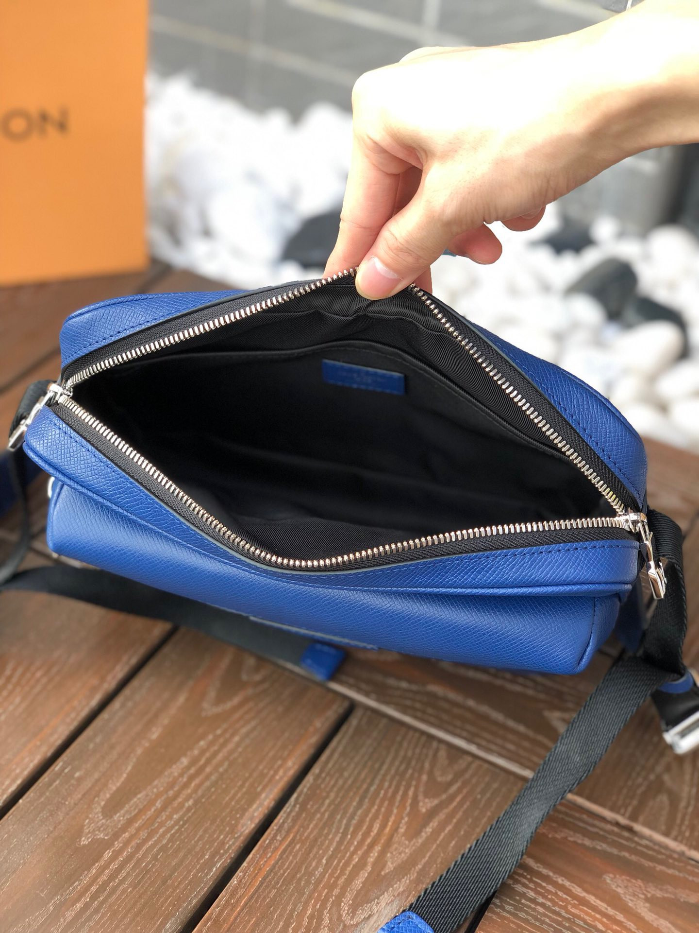 LV OUTDOOR MESSENGER M30242