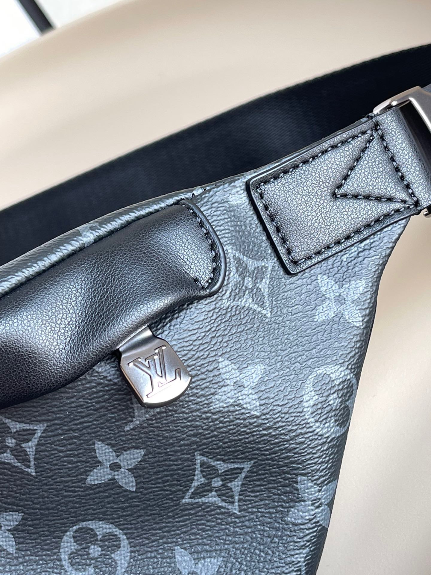 LV DISCOVERY BUMBAG PM M46035