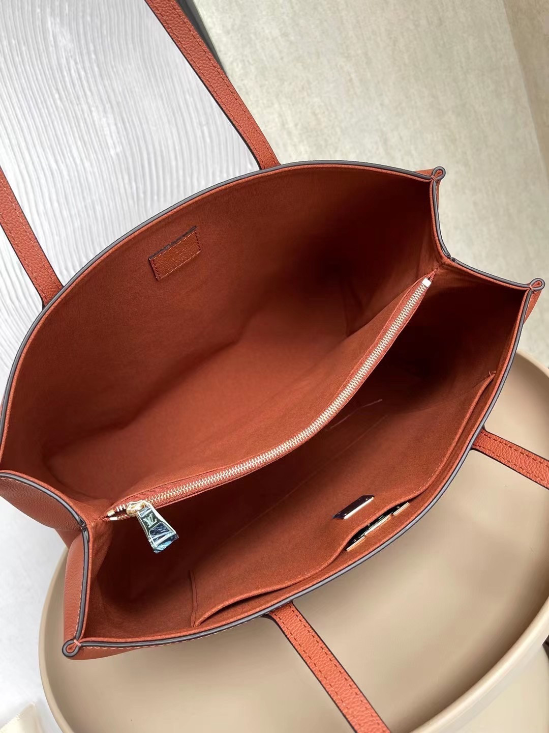 LV LOCKME SHOPPER M58927