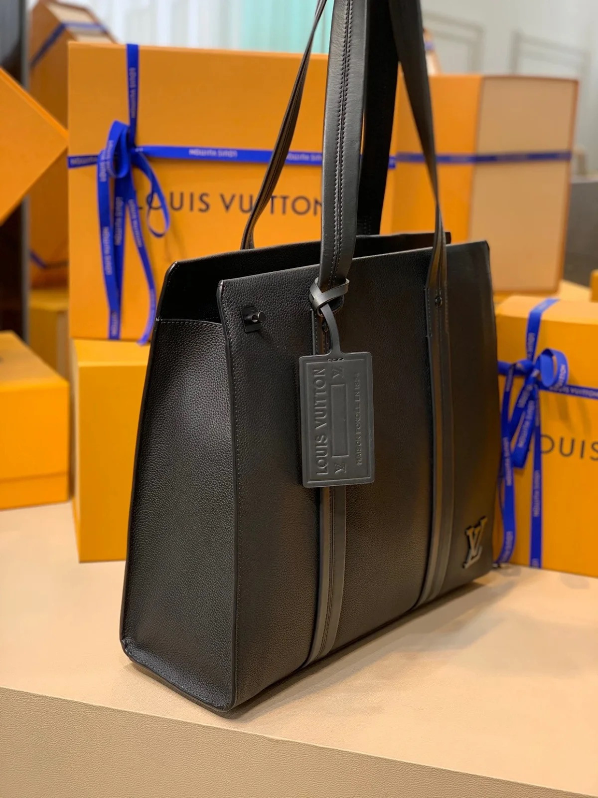 LV TOTE M57308