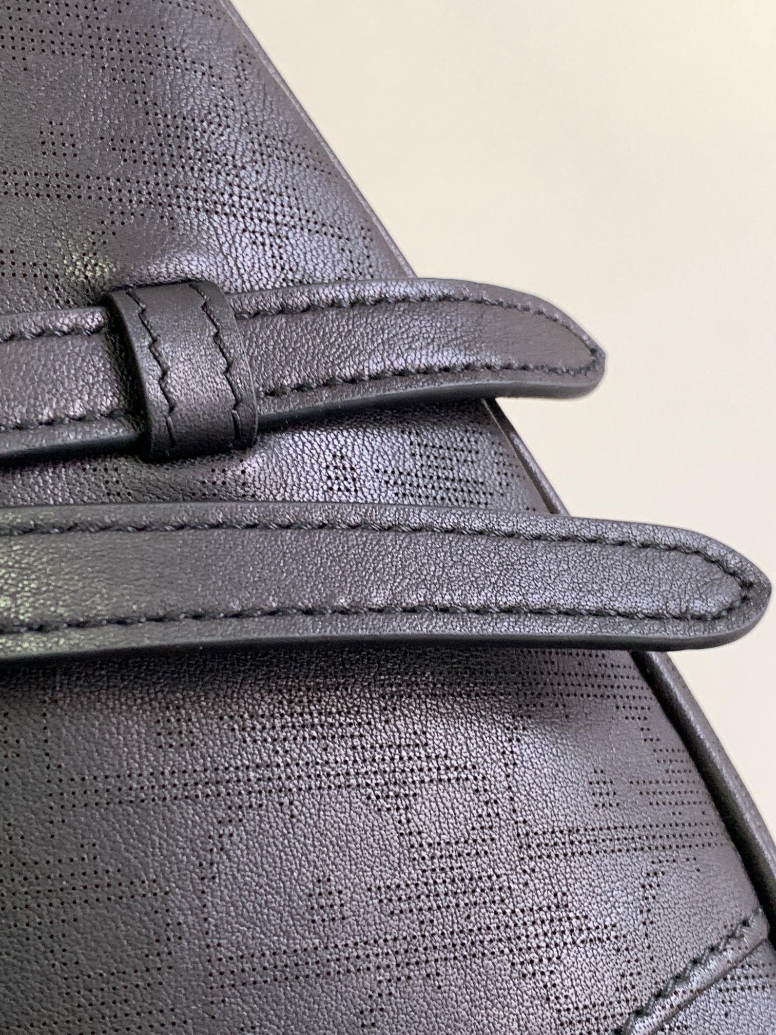 ch**an D*or D*or homme bags leather black 26 x 19 x 4.5 cm