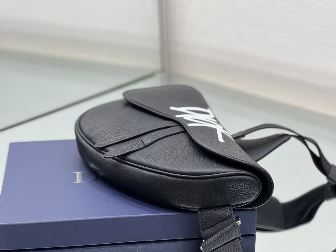 ch**an D*or x shawn stussy grained calfskin saddle 26 x 19 x 4.5 cm
