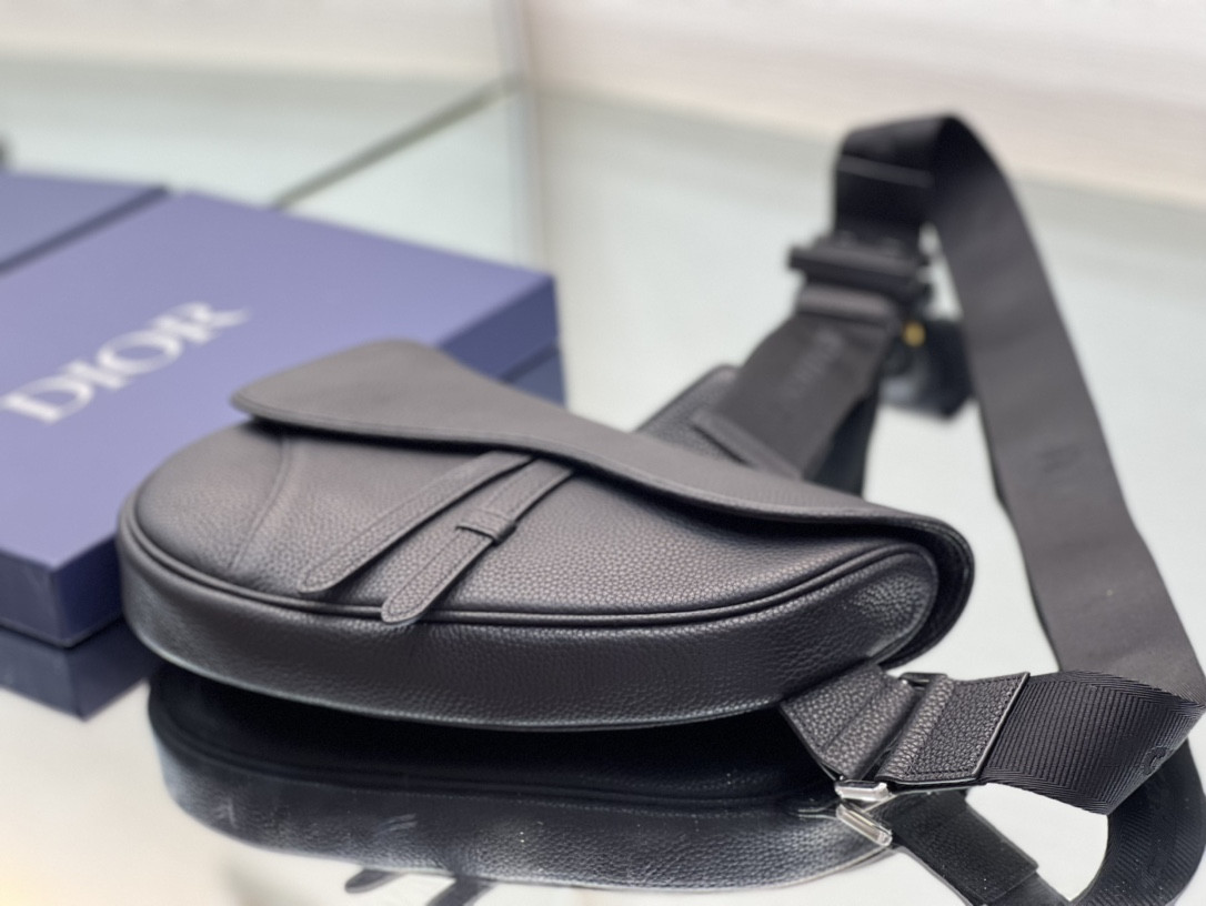 D*or saddle bag black grained calfskin 26 x 19 x 4.5 cm