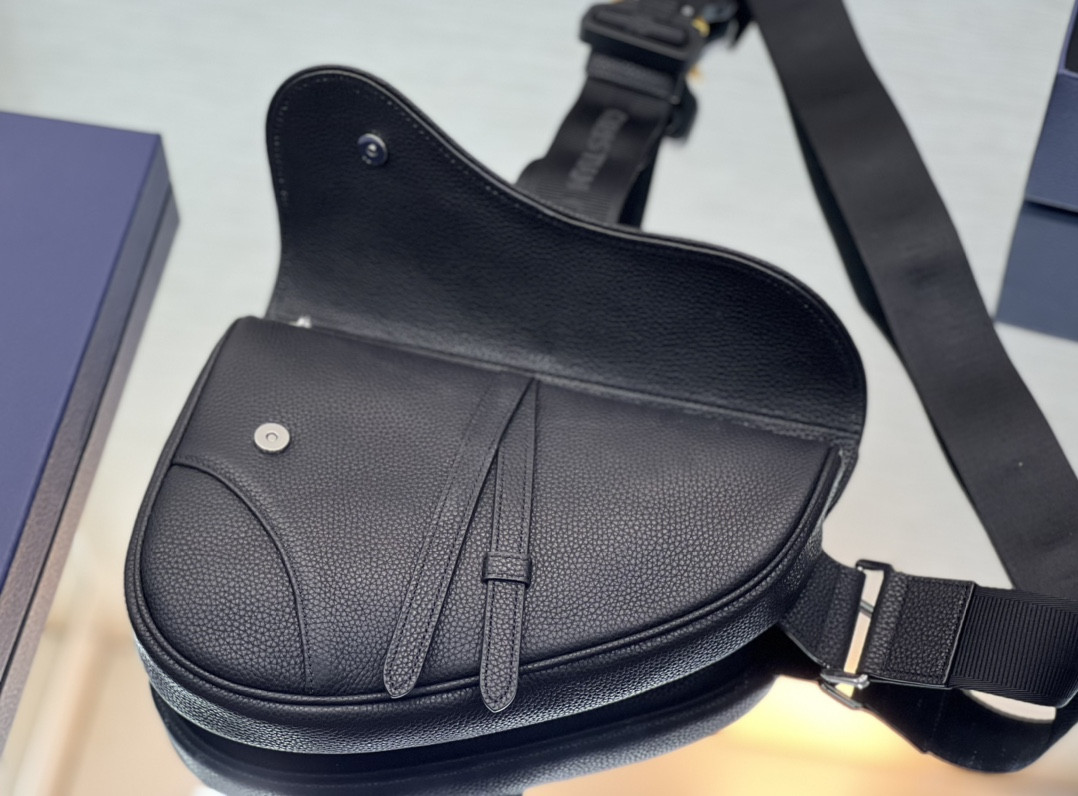 D*or saddle bag black grained calfskin 26 x 19 x 4.5 cm