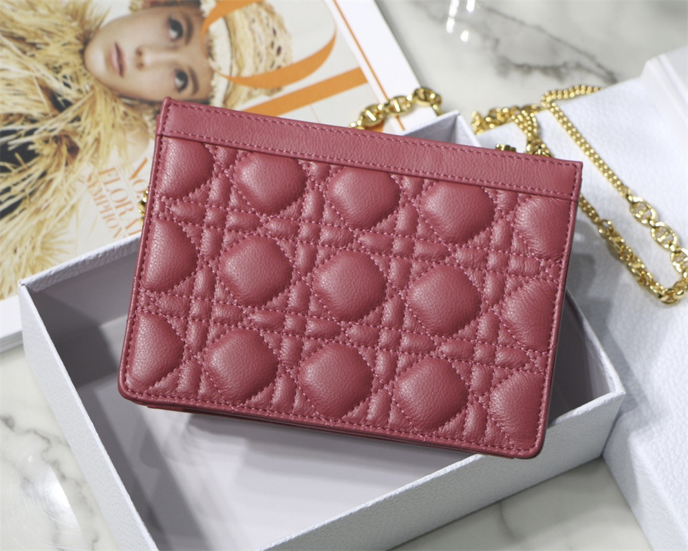 d*or caro zipped pouch with chain red S*pple cannage calfskin 19 x 14 x 4.5 cm