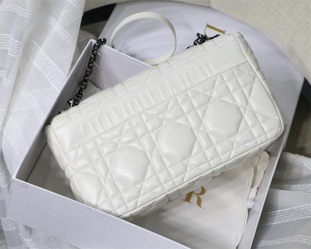 large d*or caro bag ivory S*pple cannage calfskin with silver hardware 29 x 18 x 10 cm