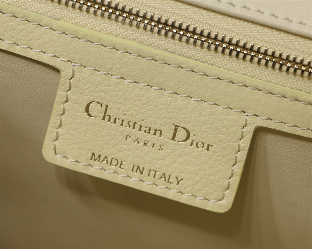 large d*or caro bag light yellow S*pple cannage calfskin 29 x 18 x 10 cm