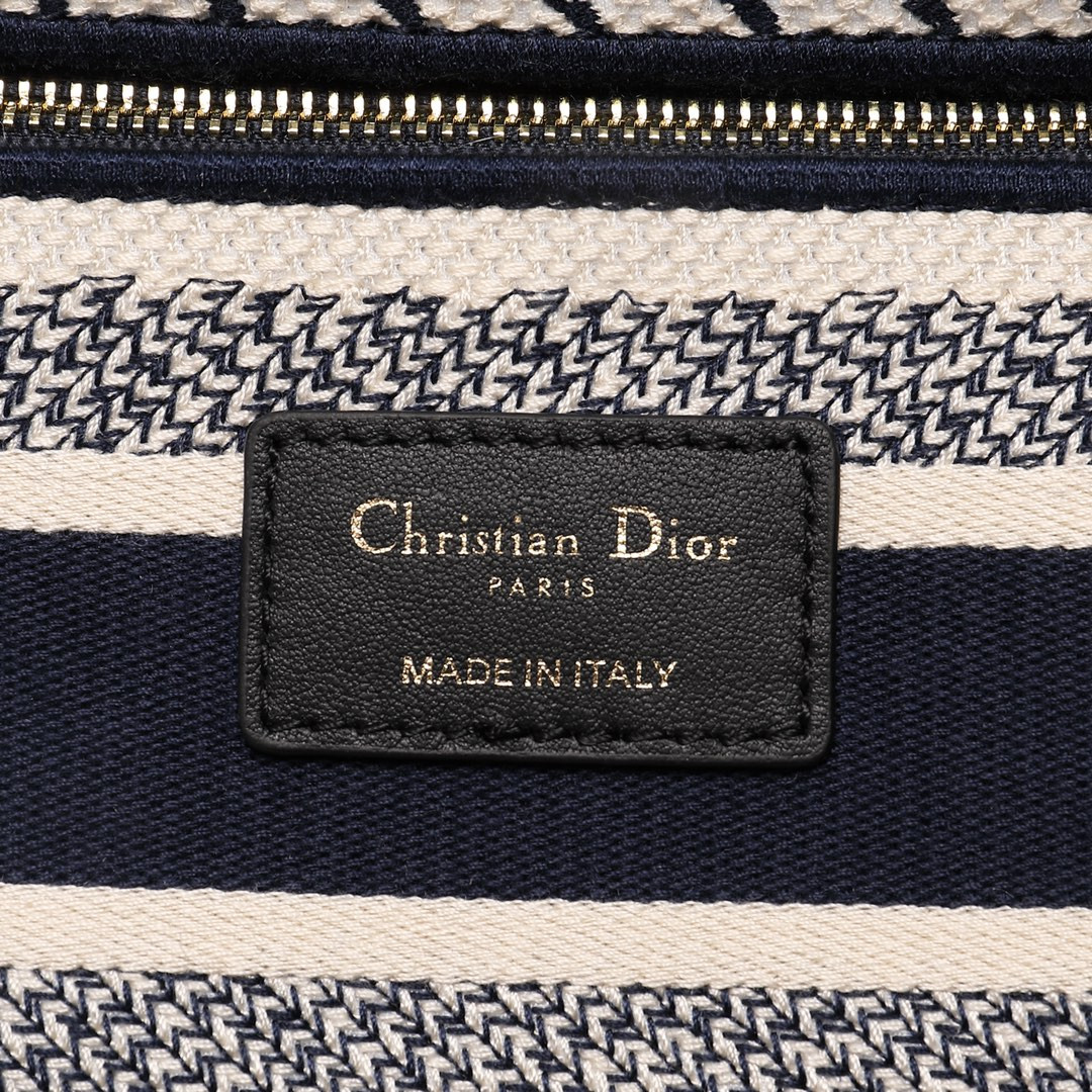 medium D*or lady d-lite bag  24 x 20 x 11 cm