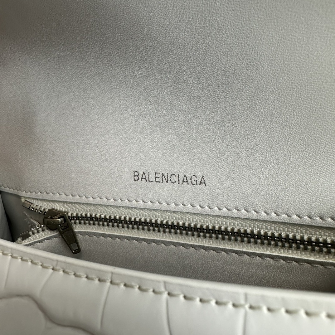 Ba*len*cia*ga women